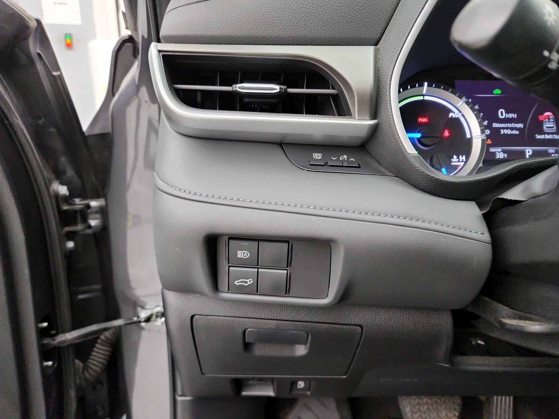 Thumbnail: 2023 Toyota Highlander - 13