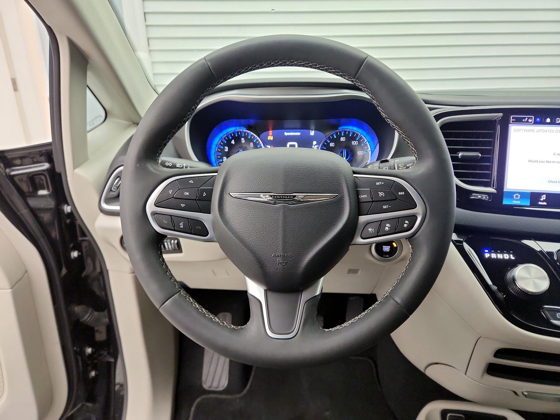 Thumbnail: 2023 Chrysler Pacifica - 10