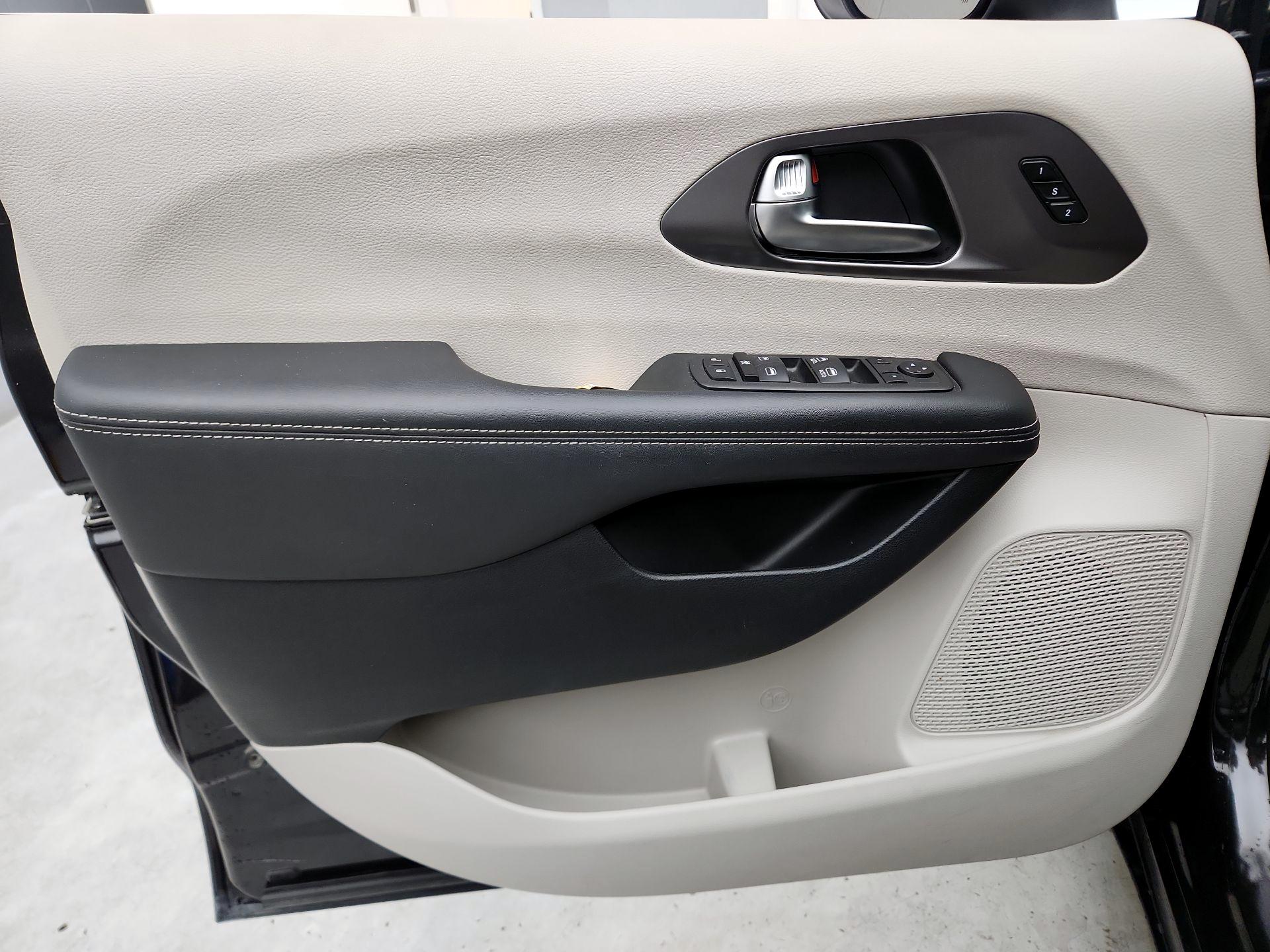 Thumbnail: 2023 Chrysler Pacifica - 12