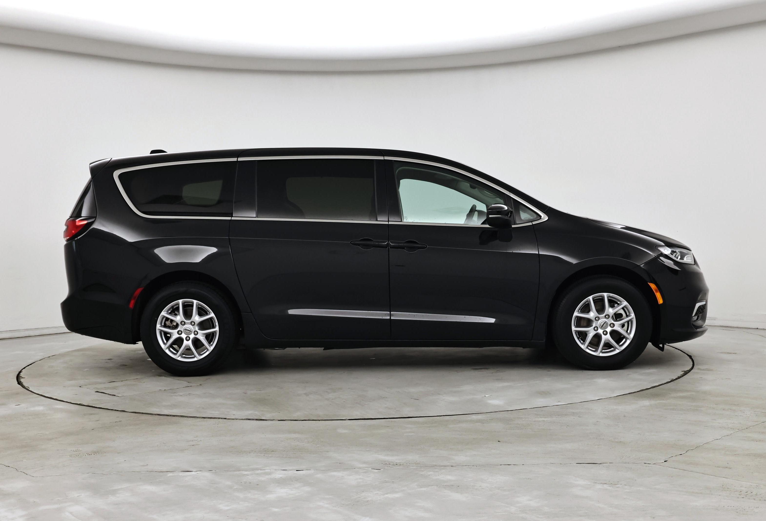 Thumbnail: 2023 Chrysler Pacifica - 7