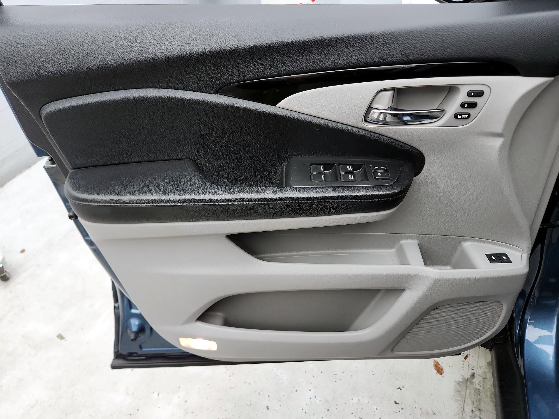 Thumbnail: 2018 Honda Pilot - 12