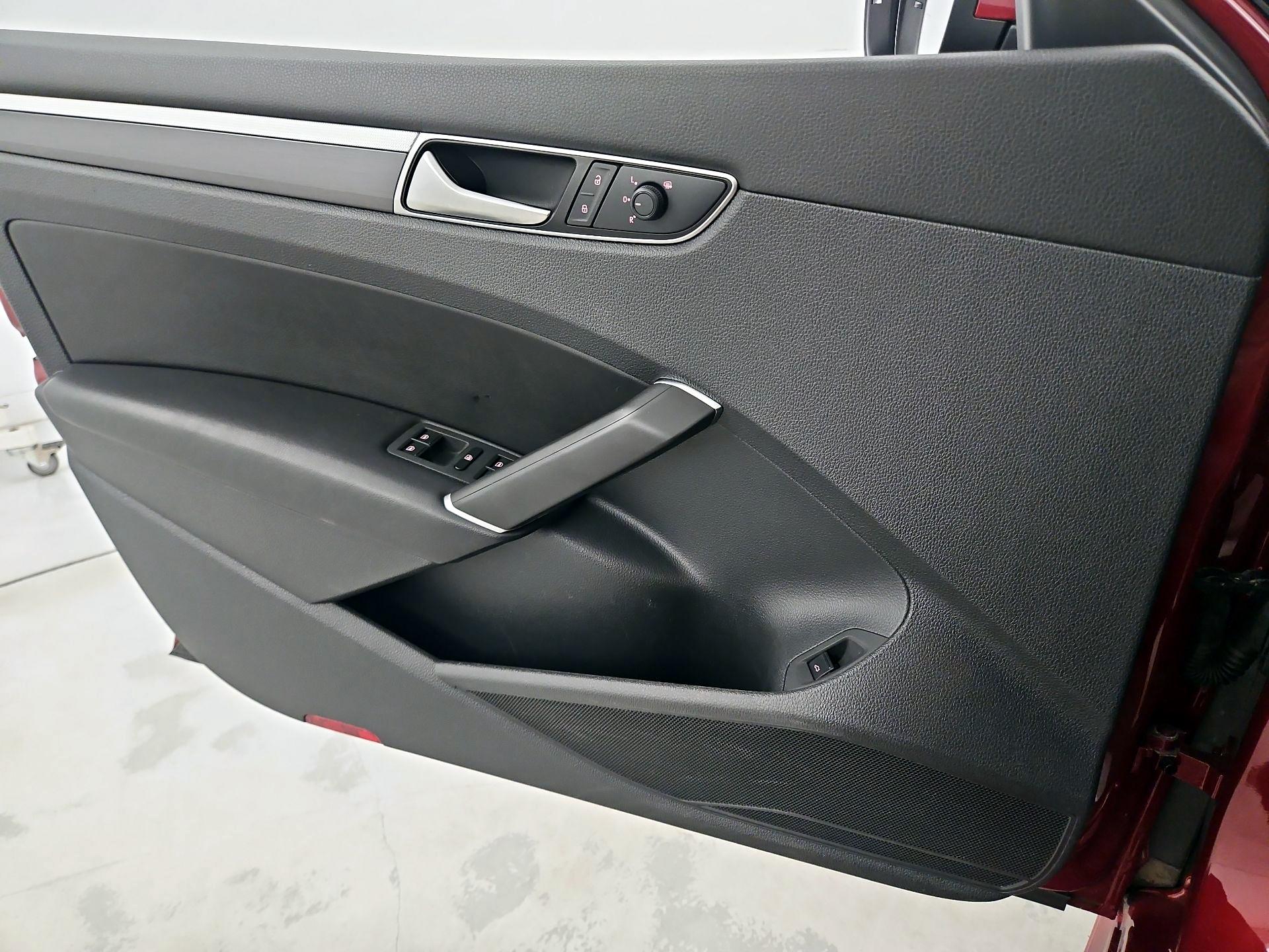 Thumbnail: 2018 Volkswagen Passat - 12