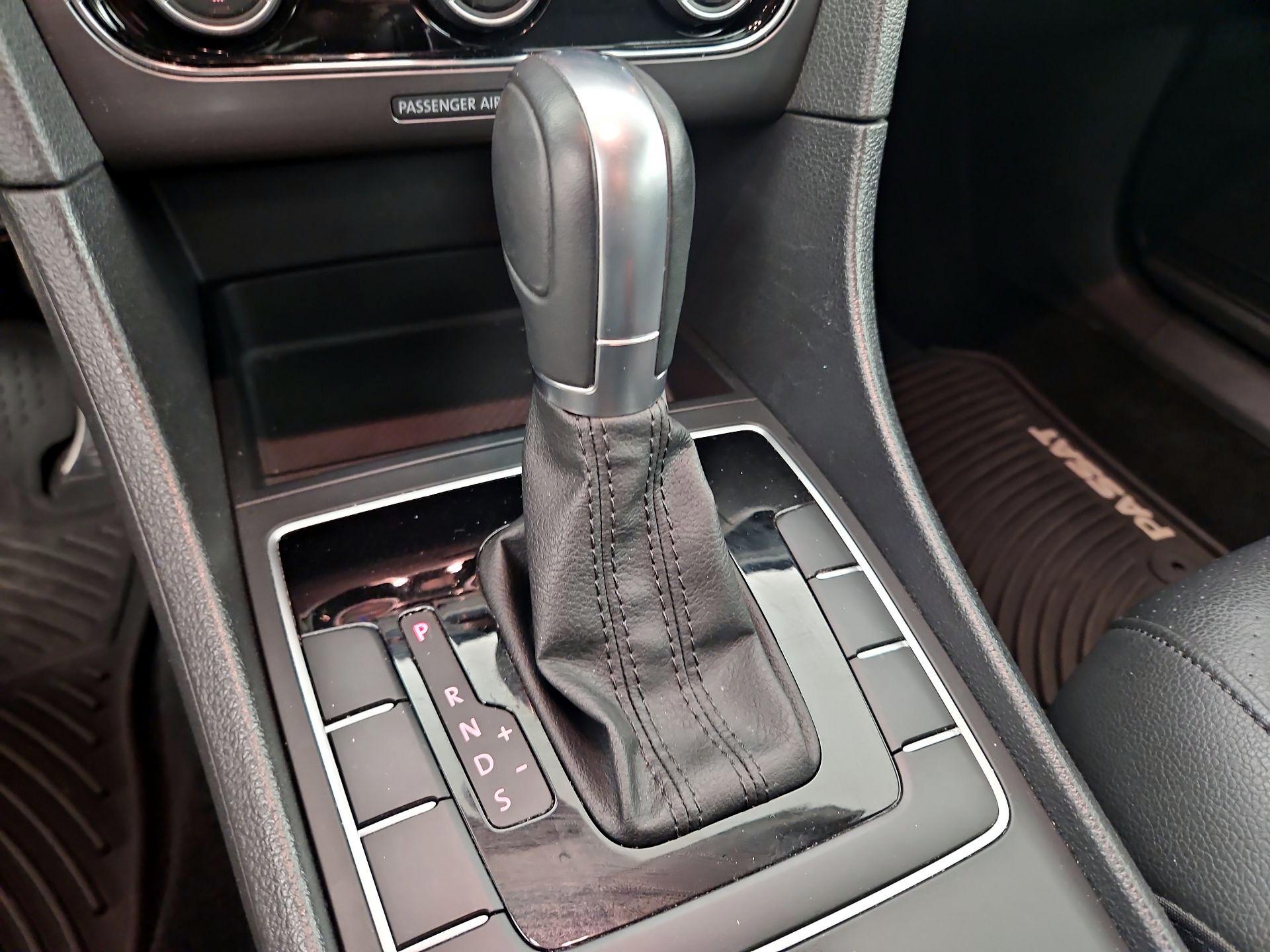 Thumbnail: 2018 Volkswagen Passat - 17