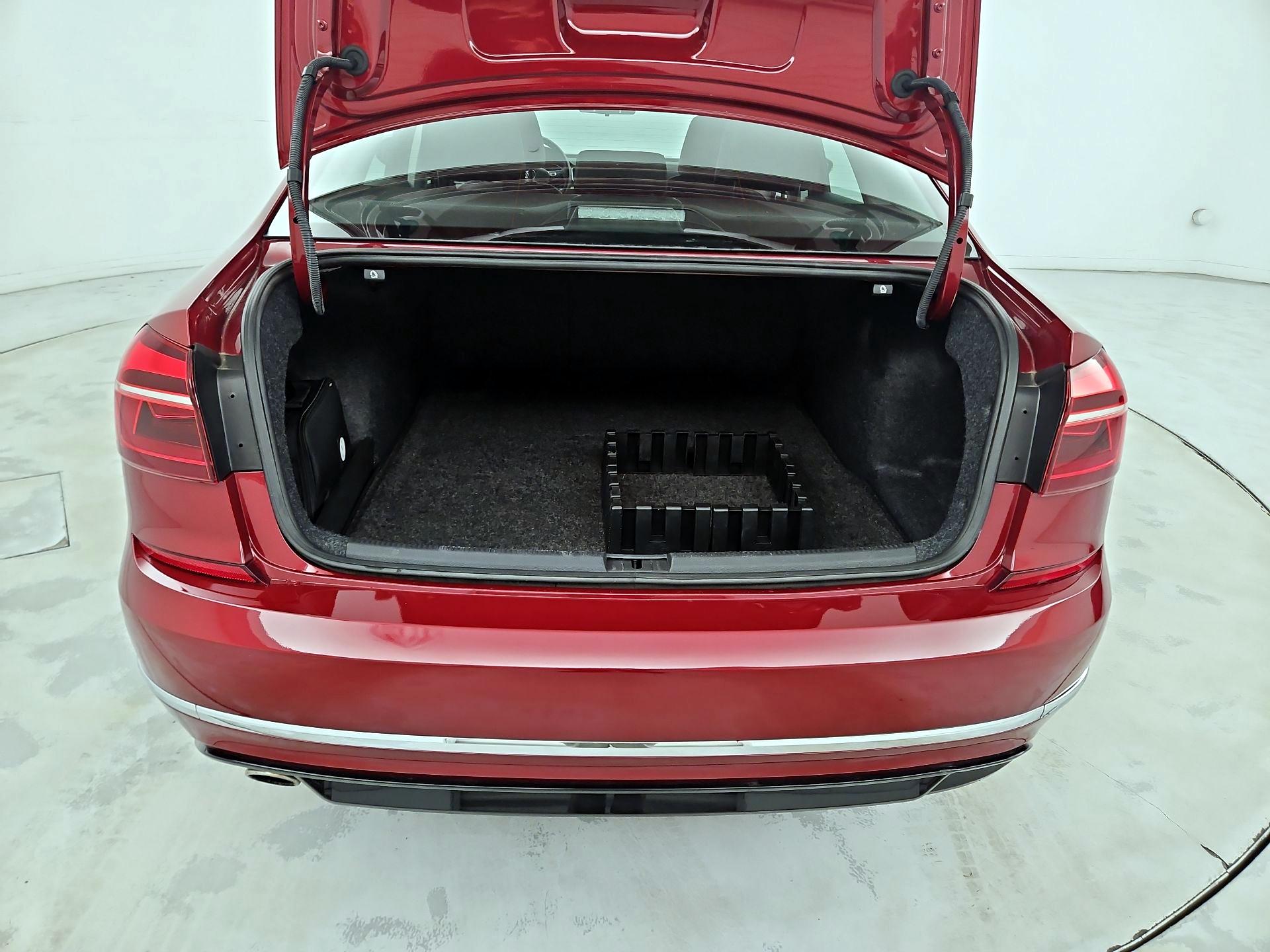 Thumbnail: 2018 Volkswagen Passat - 20