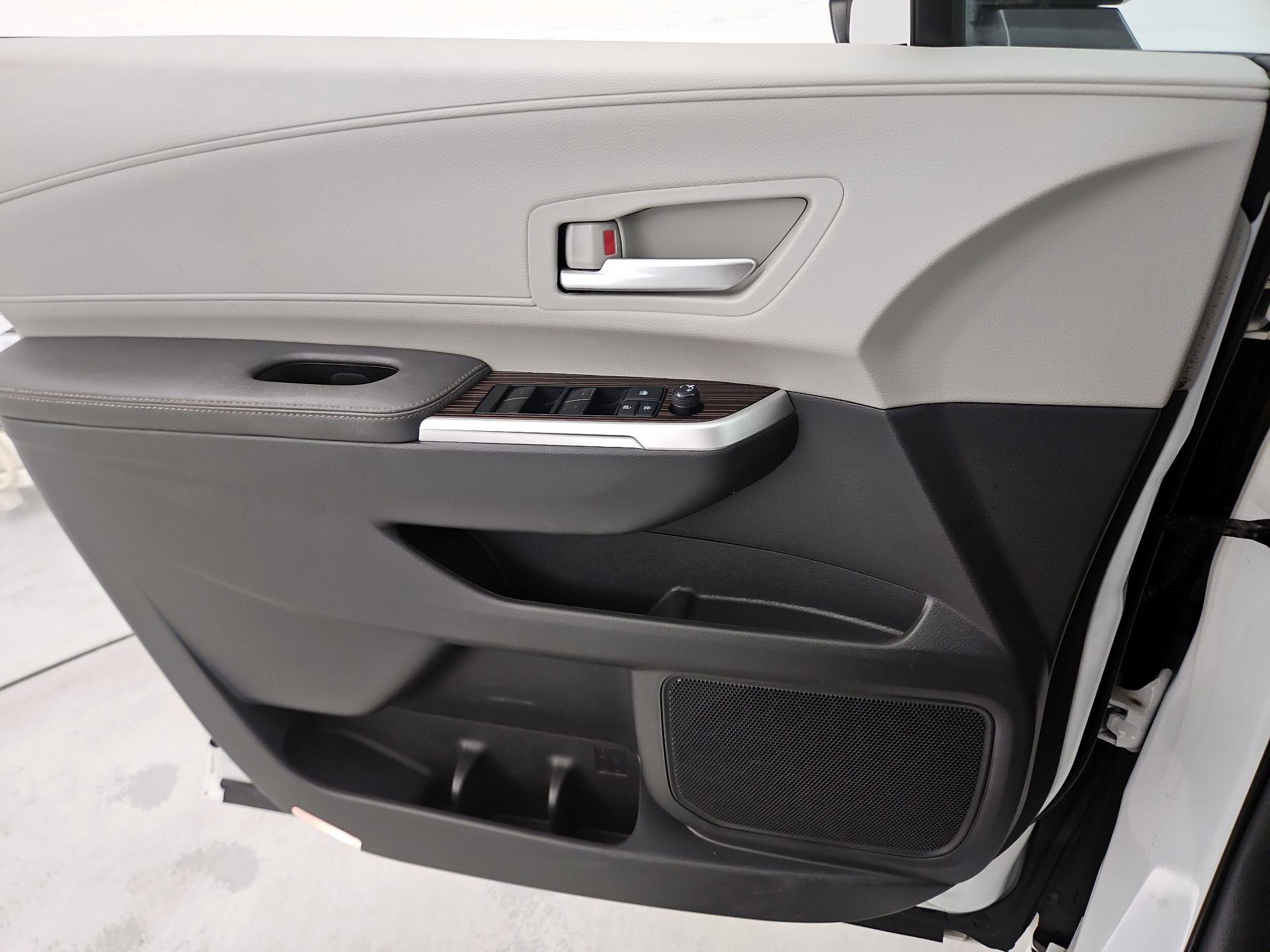 Thumbnail: 2022 Toyota Sienna - 12