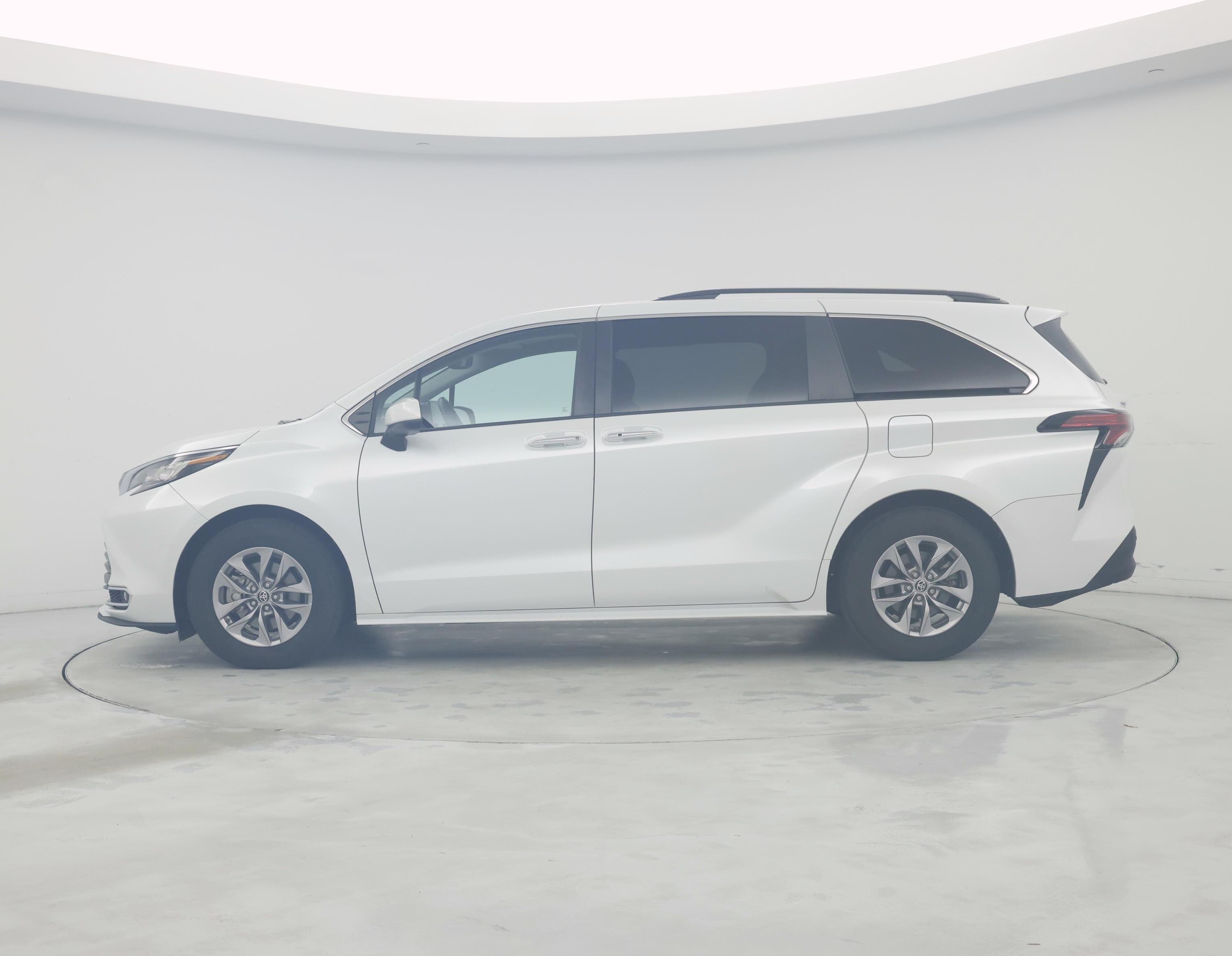 Thumbnail: 2022 Toyota Sienna - 3