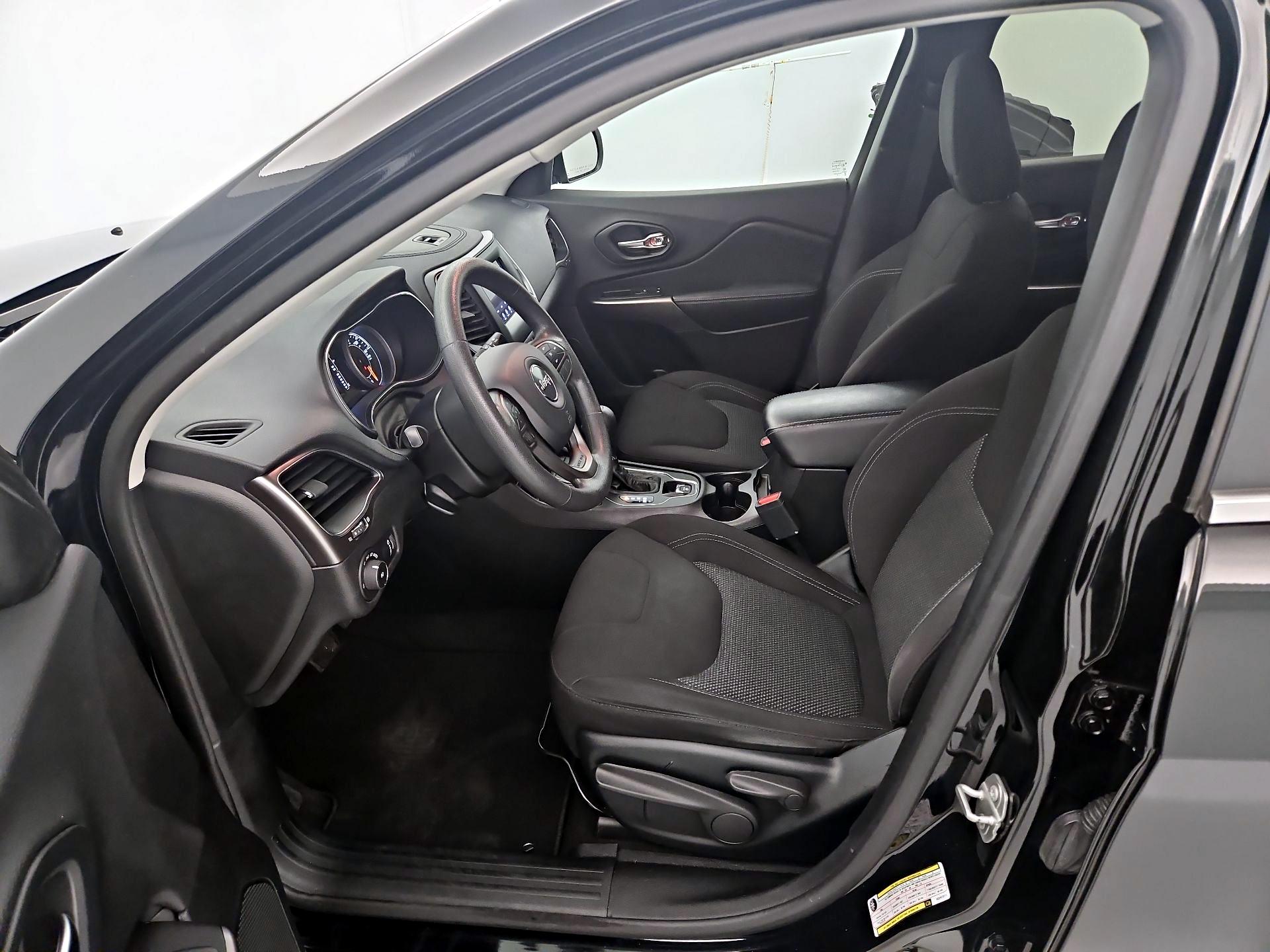 Thumbnail: 2019 Jeep Cherokee - 11