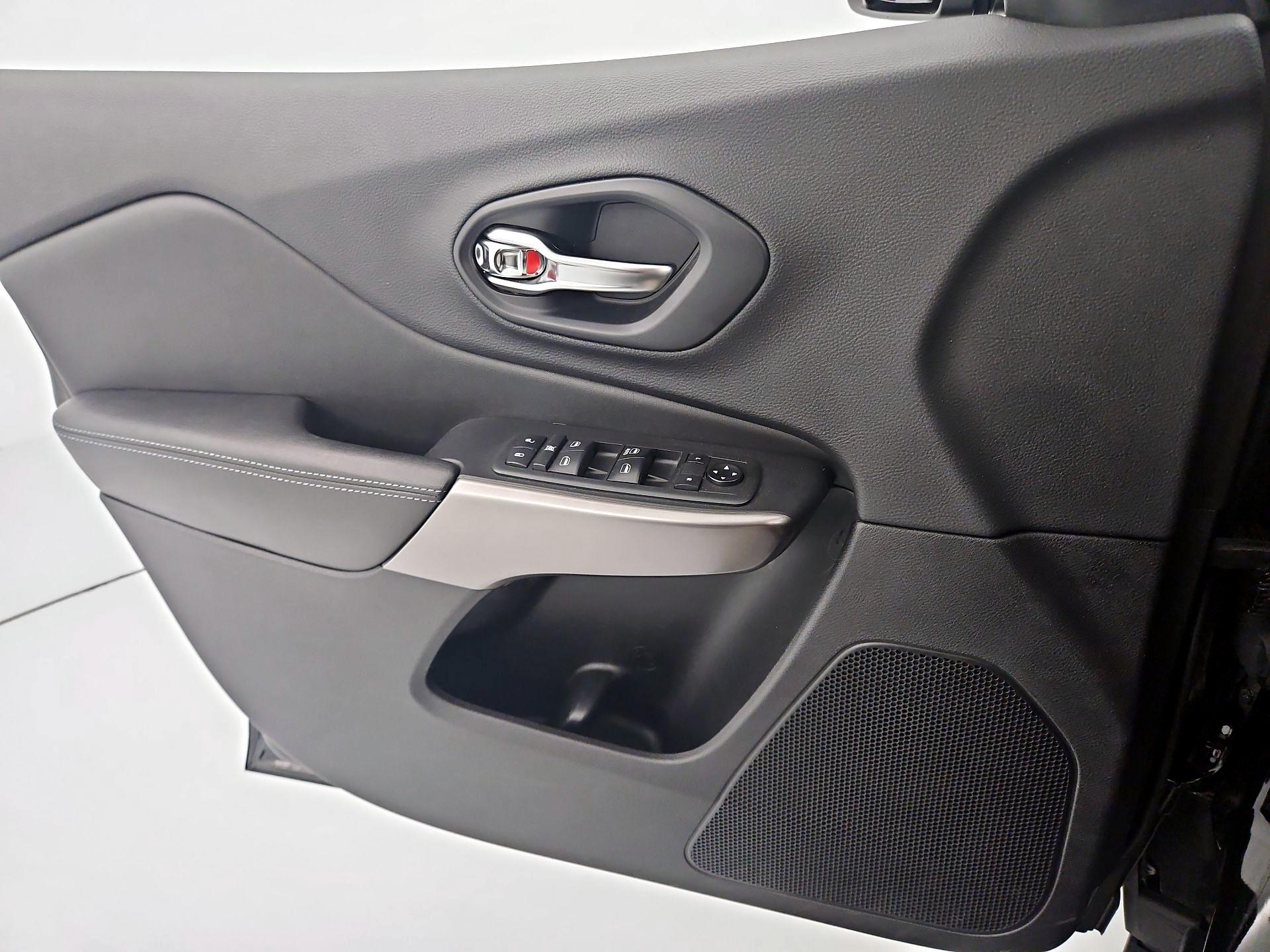 Thumbnail: 2019 Jeep Cherokee - 12