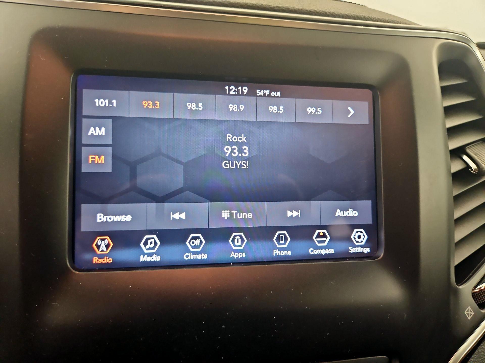 Thumbnail: 2019 Jeep Cherokee - 15