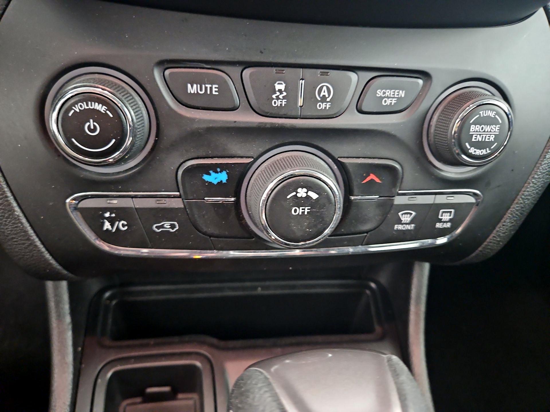 Thumbnail: 2019 Jeep Cherokee - 16