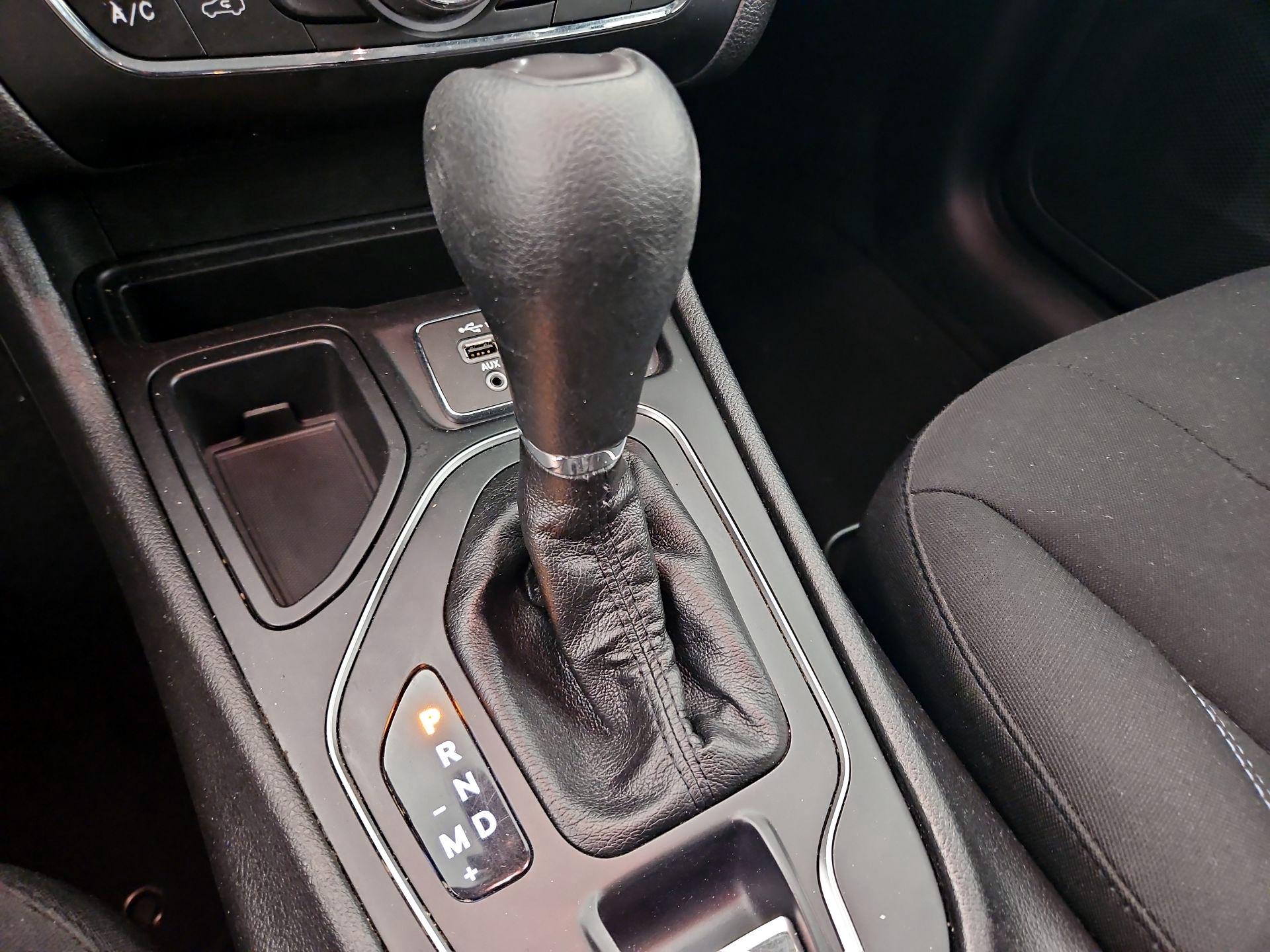 Thumbnail: 2019 Jeep Cherokee - 17