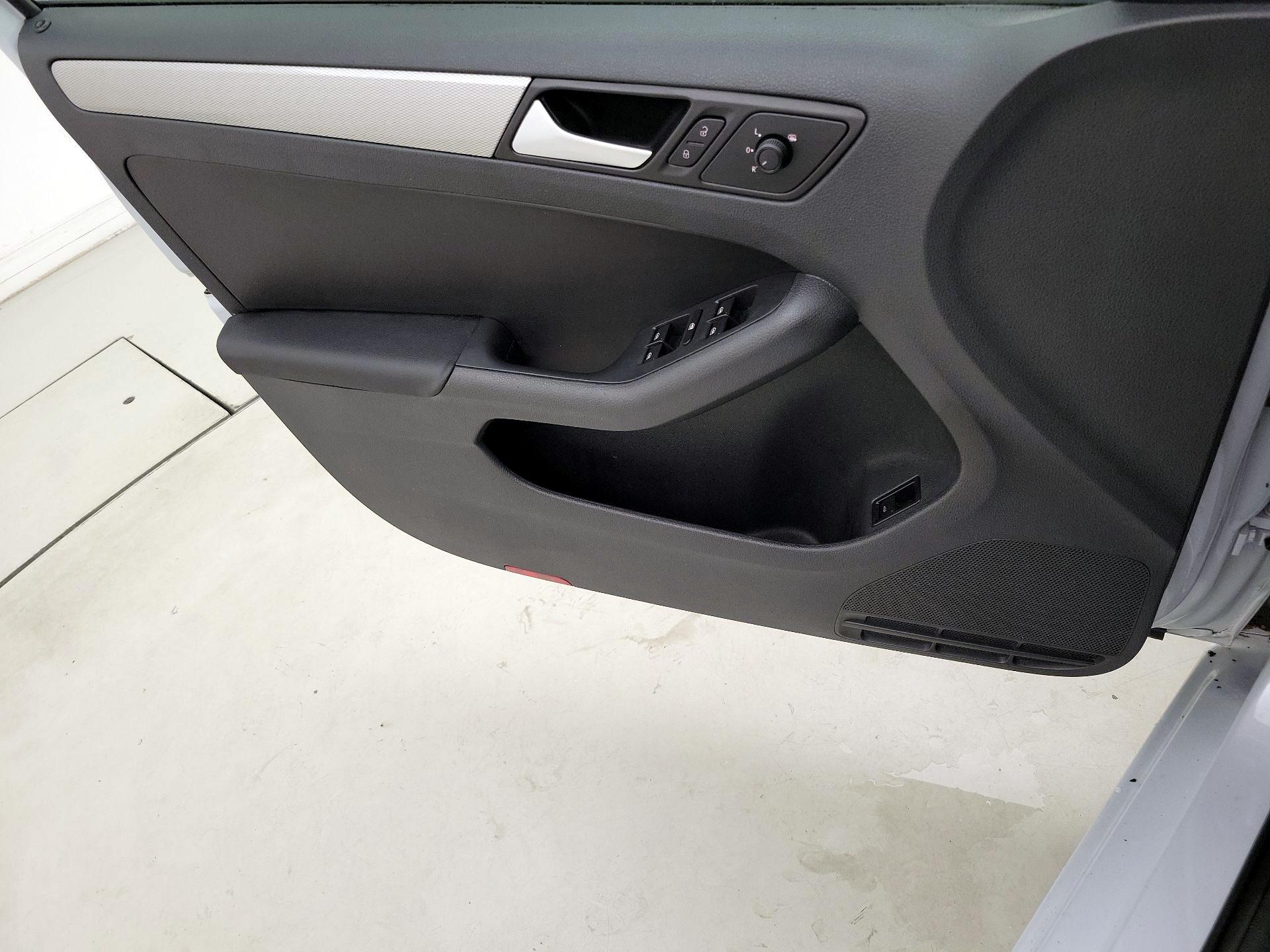 Thumbnail: 2017 Volkswagen Jetta - 12