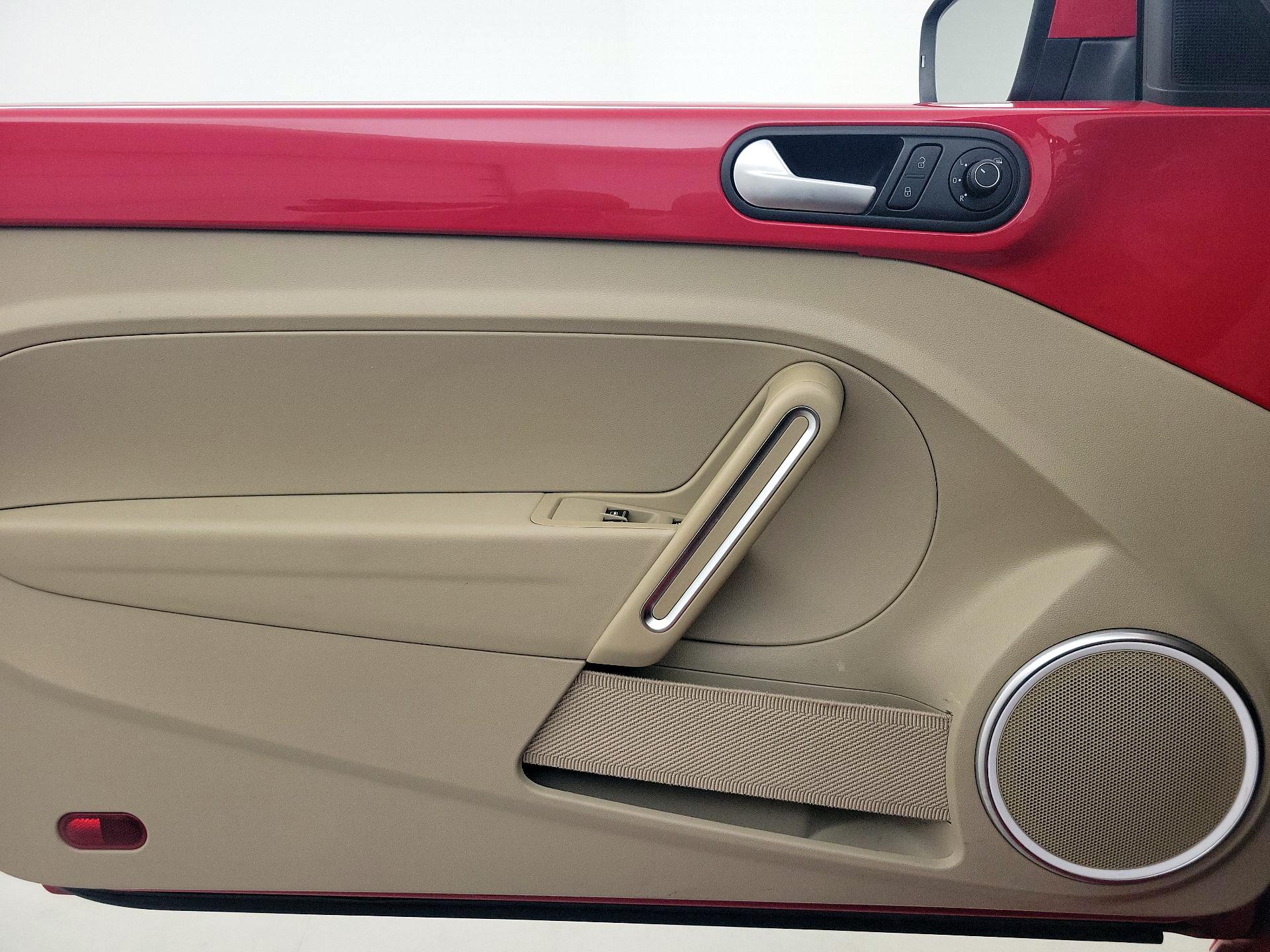 Thumbnail: 2015 Volkswagen Beetle - 12