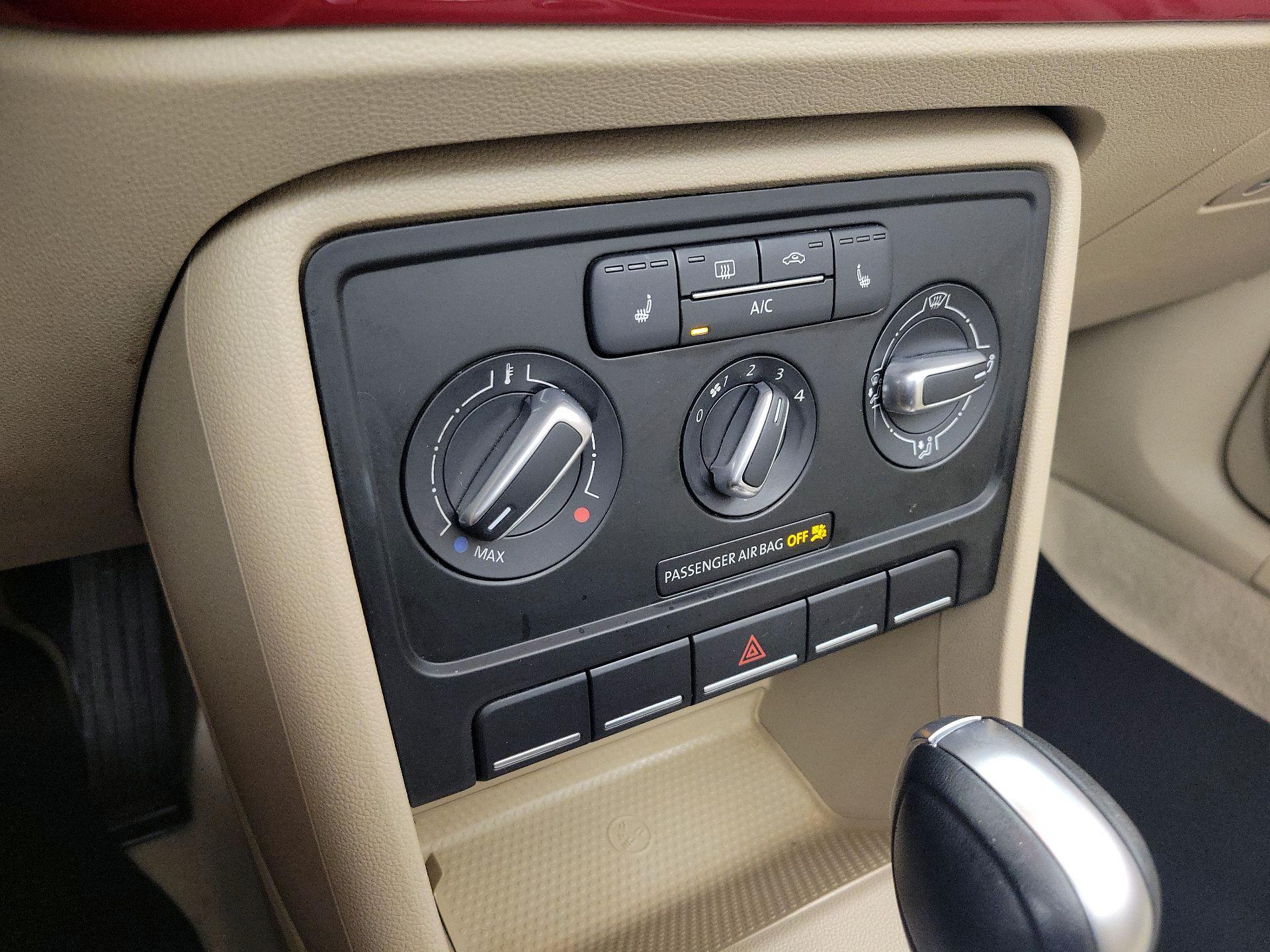 Thumbnail: 2015 Volkswagen Beetle - 16