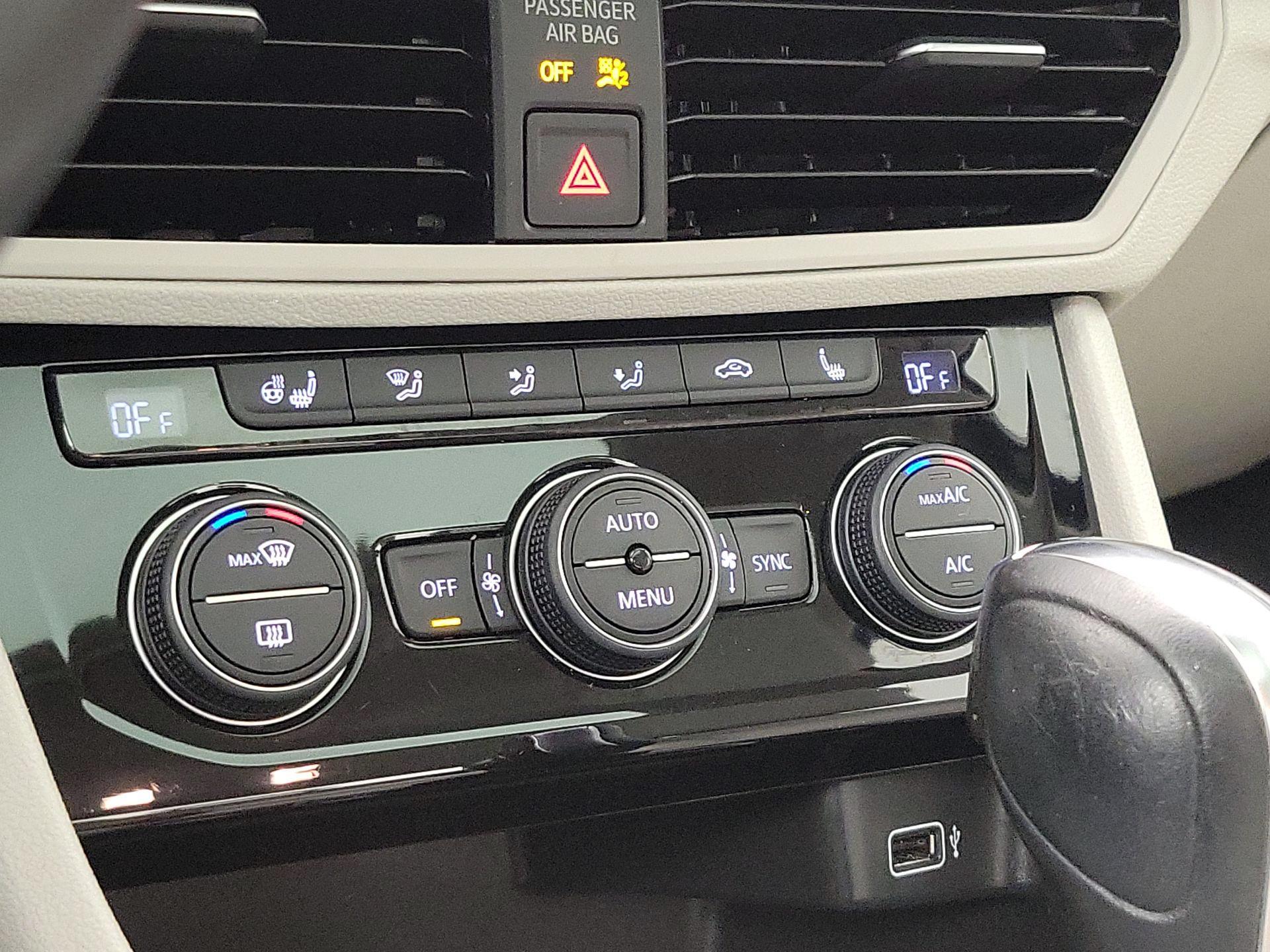 Thumbnail: 2019 Volkswagen Jetta - 16