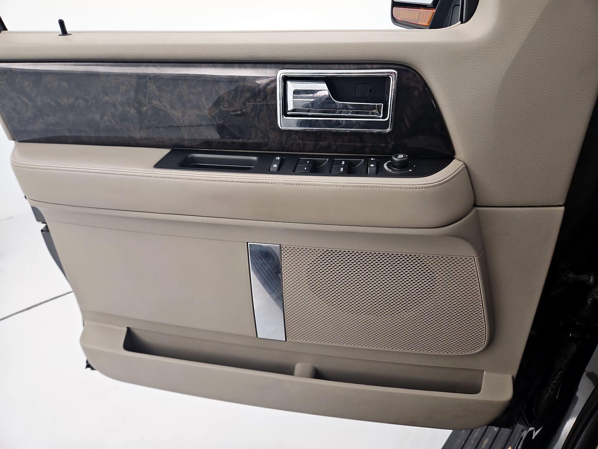 Thumbnail: 2015 Lincoln Navigator - 12