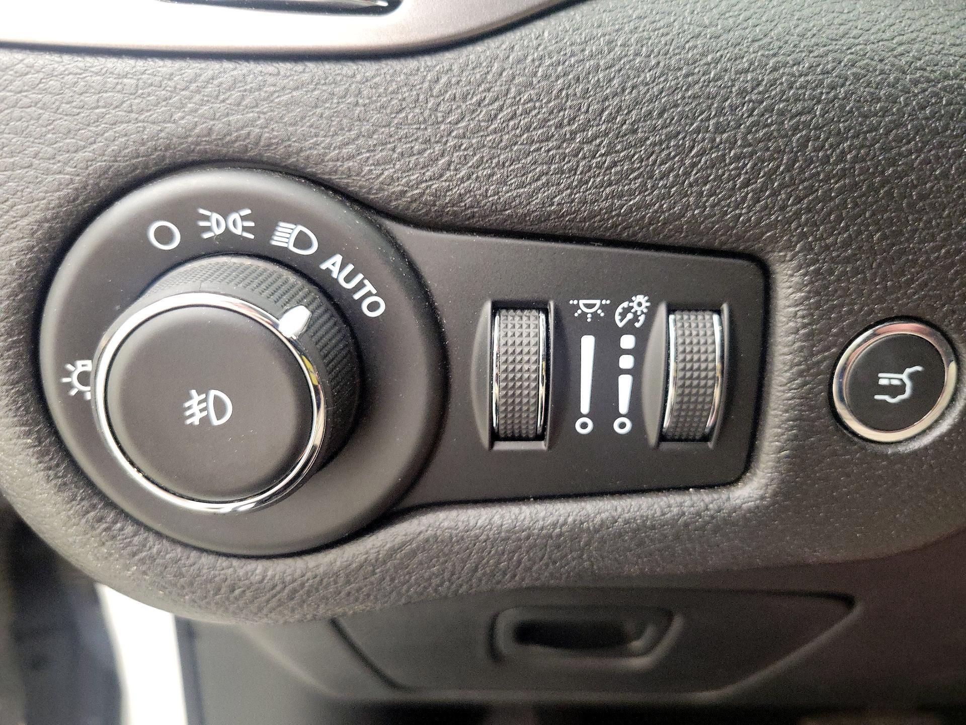 Thumbnail: 2019 Jeep Cherokee - 13