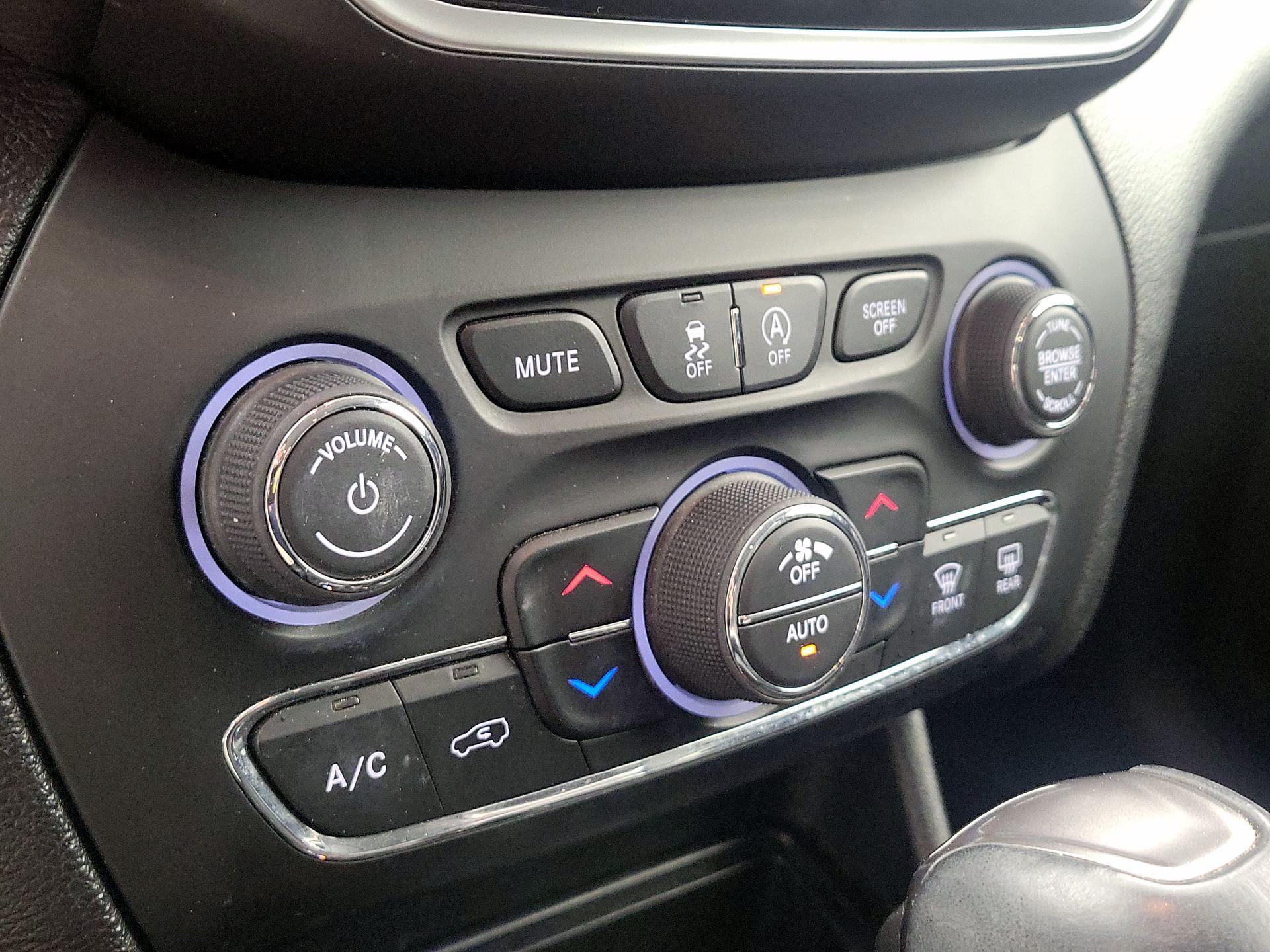 Thumbnail: 2019 Jeep Cherokee - 17