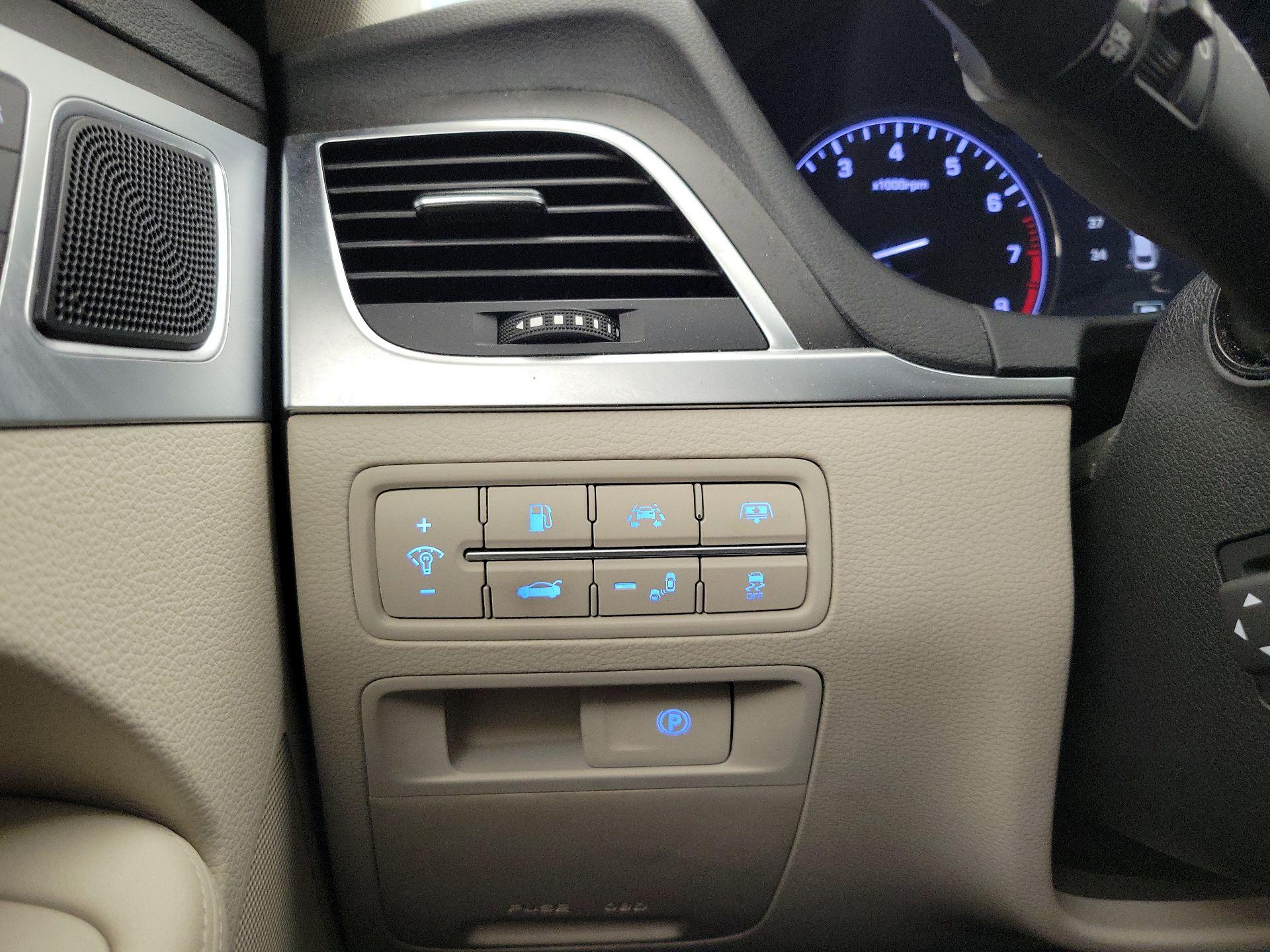 Thumbnail: 2015 Hyundai Genesis - 13