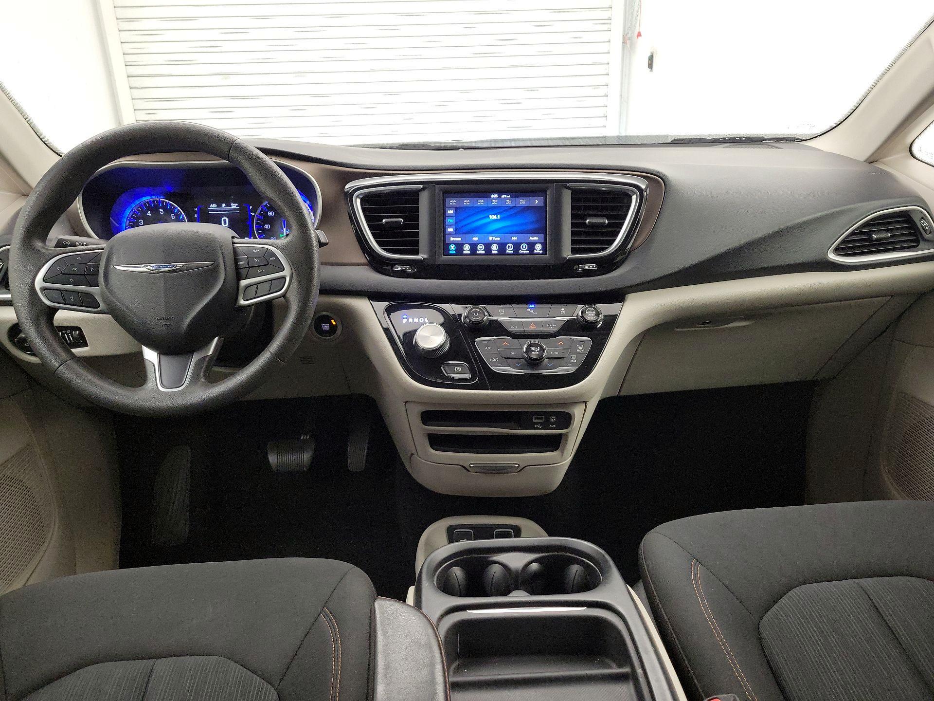 Thumbnail: 2018 Chrysler Pacifica - 9