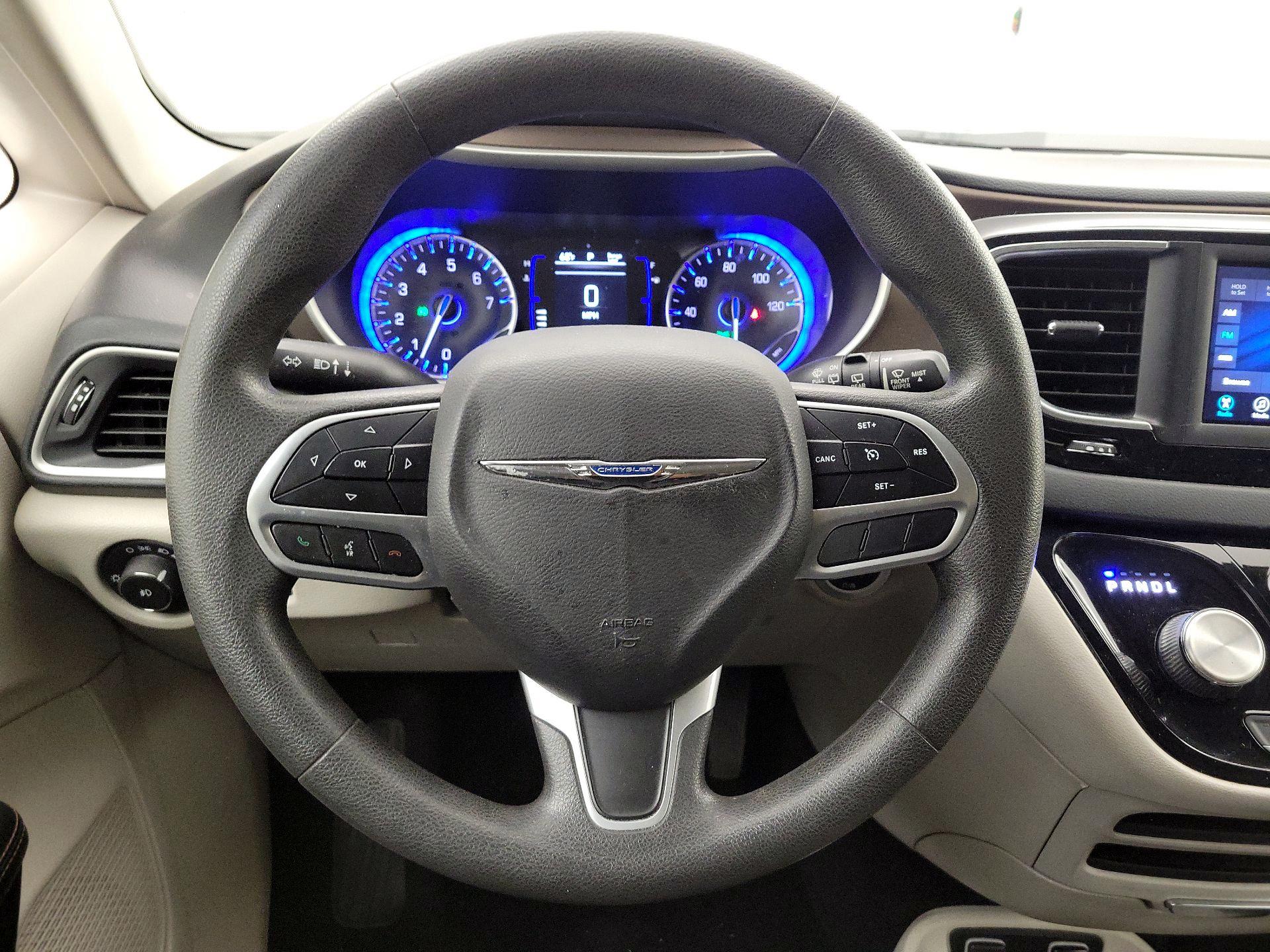 Thumbnail: 2018 Chrysler Pacifica - 10