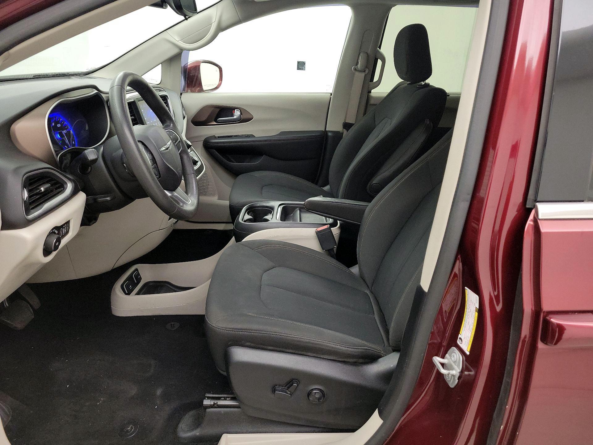 Thumbnail: 2018 Chrysler Pacifica - 11