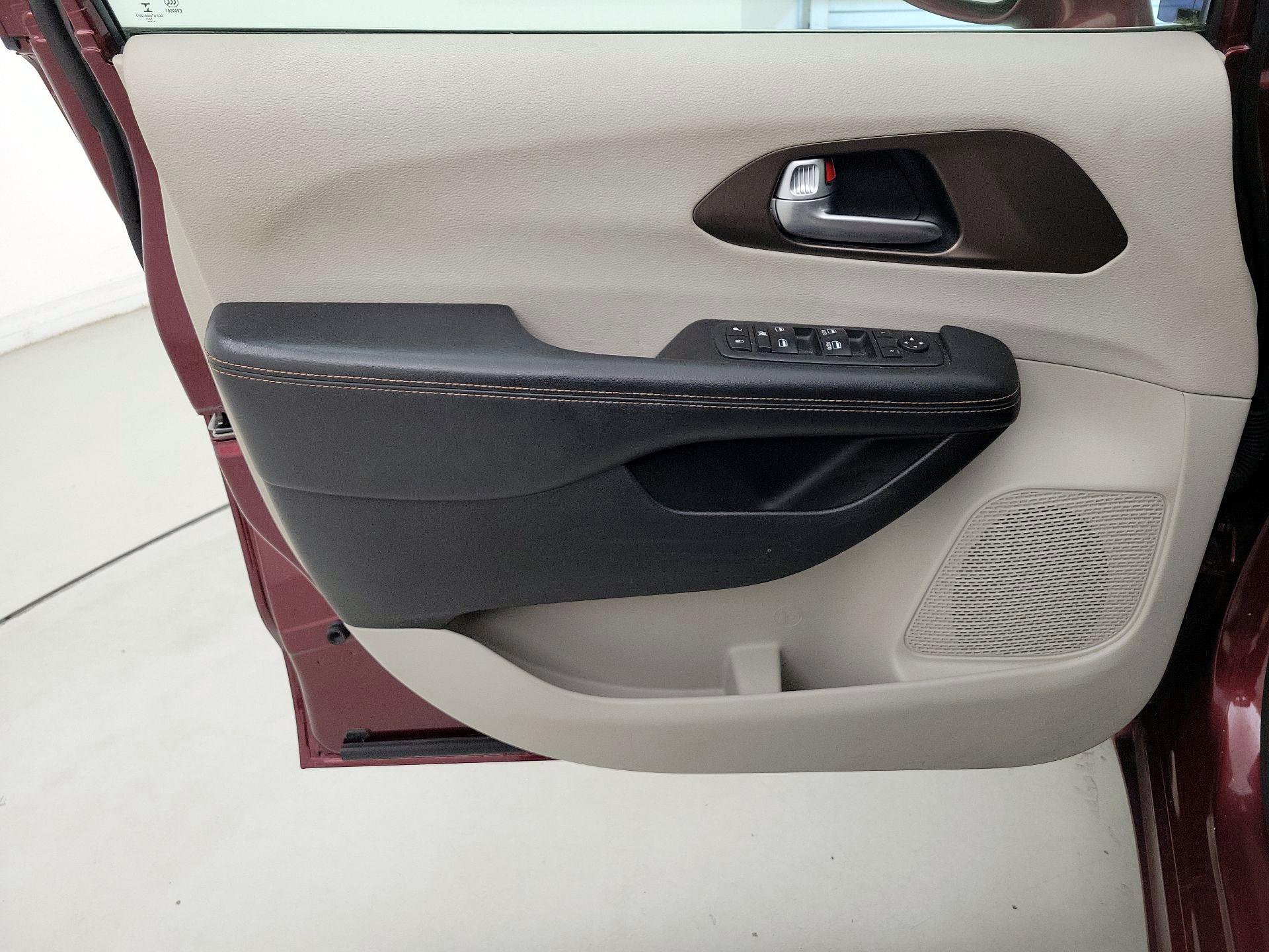 Thumbnail: 2018 Chrysler Pacifica - 12
