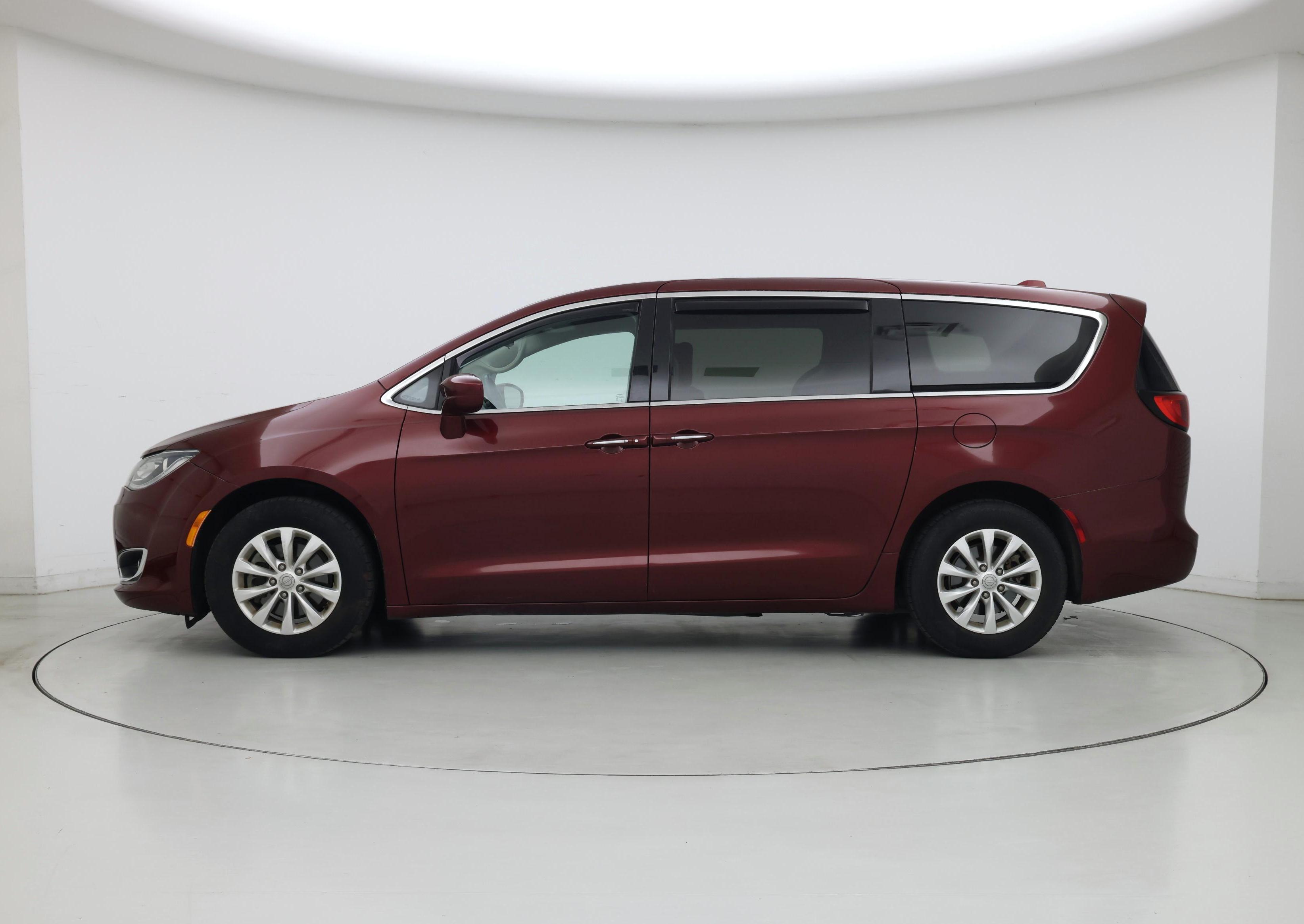 Thumbnail: 2018 Chrysler Pacifica - 3