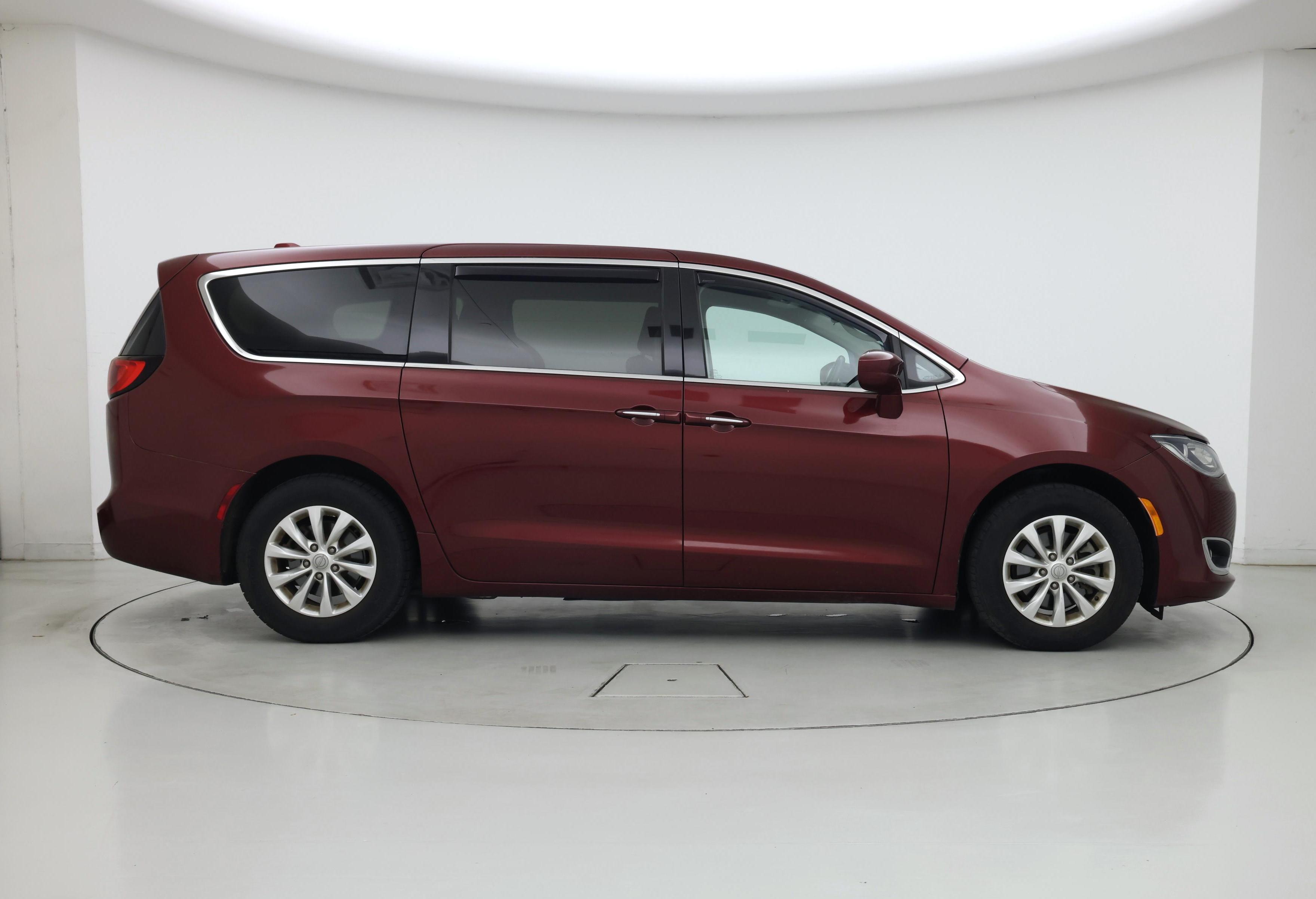 Thumbnail: 2018 Chrysler Pacifica - 7