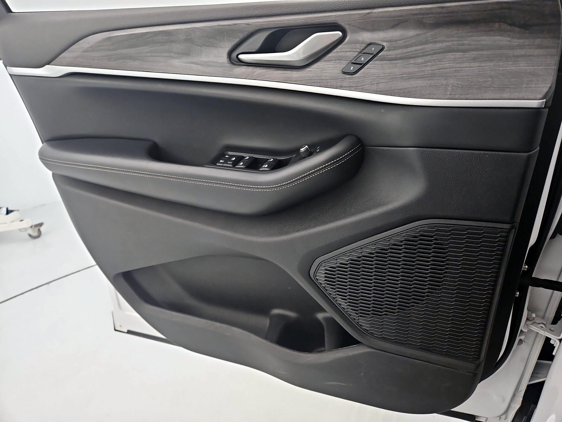 Thumbnail: 2023 Jeep Grand Cherokee - 12