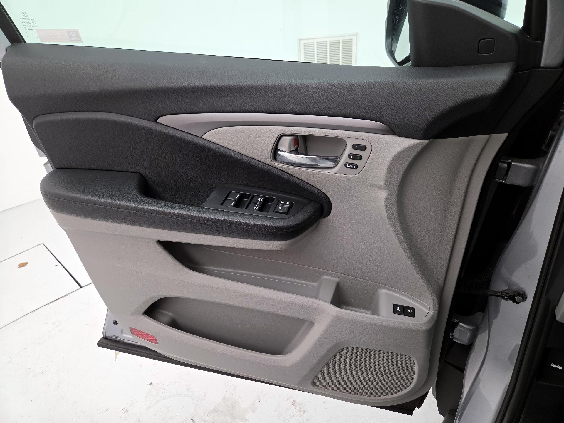 Thumbnail: 2019 Honda Pilot - 12