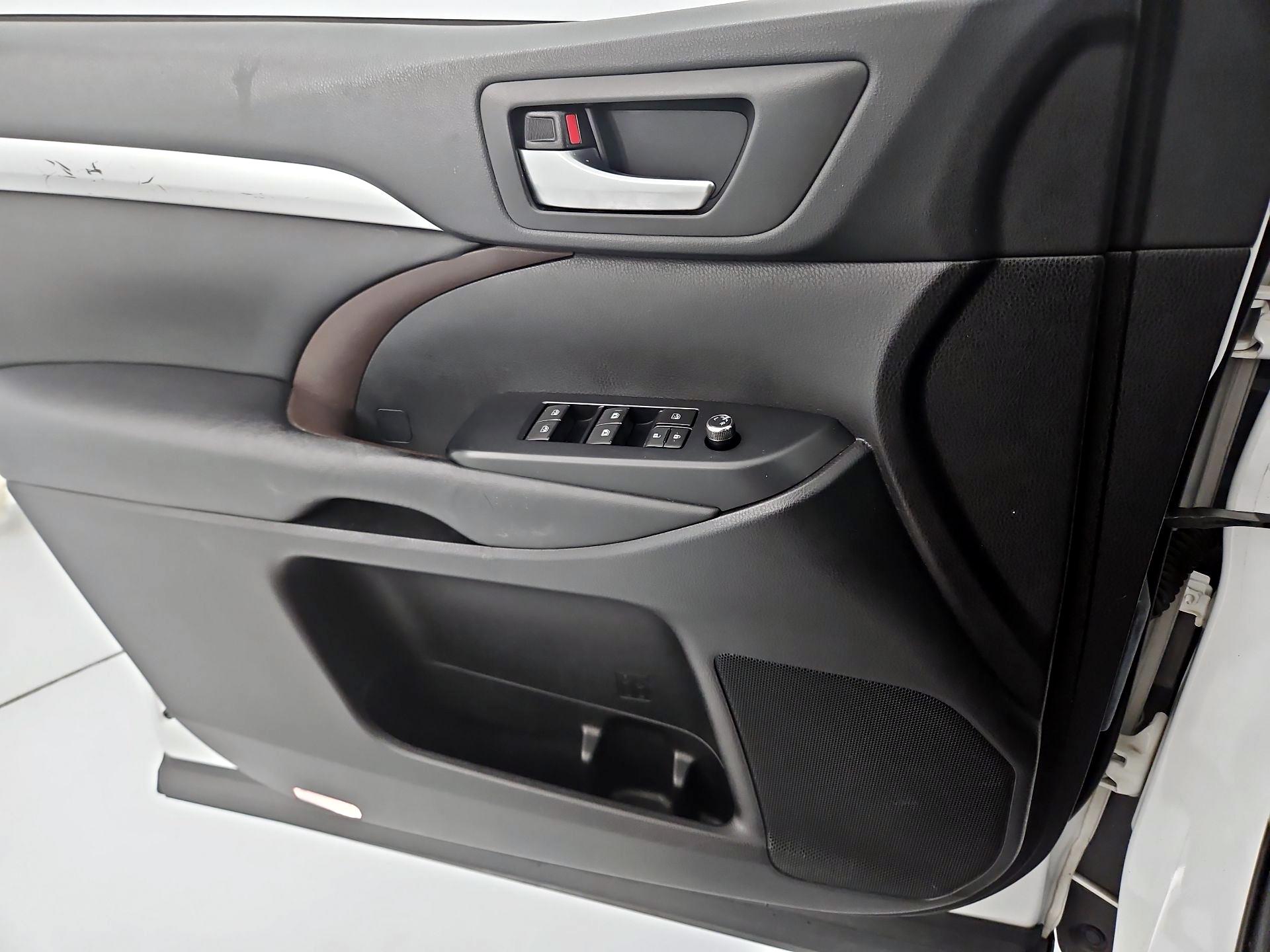 Thumbnail: 2019 Toyota Highlander - 12