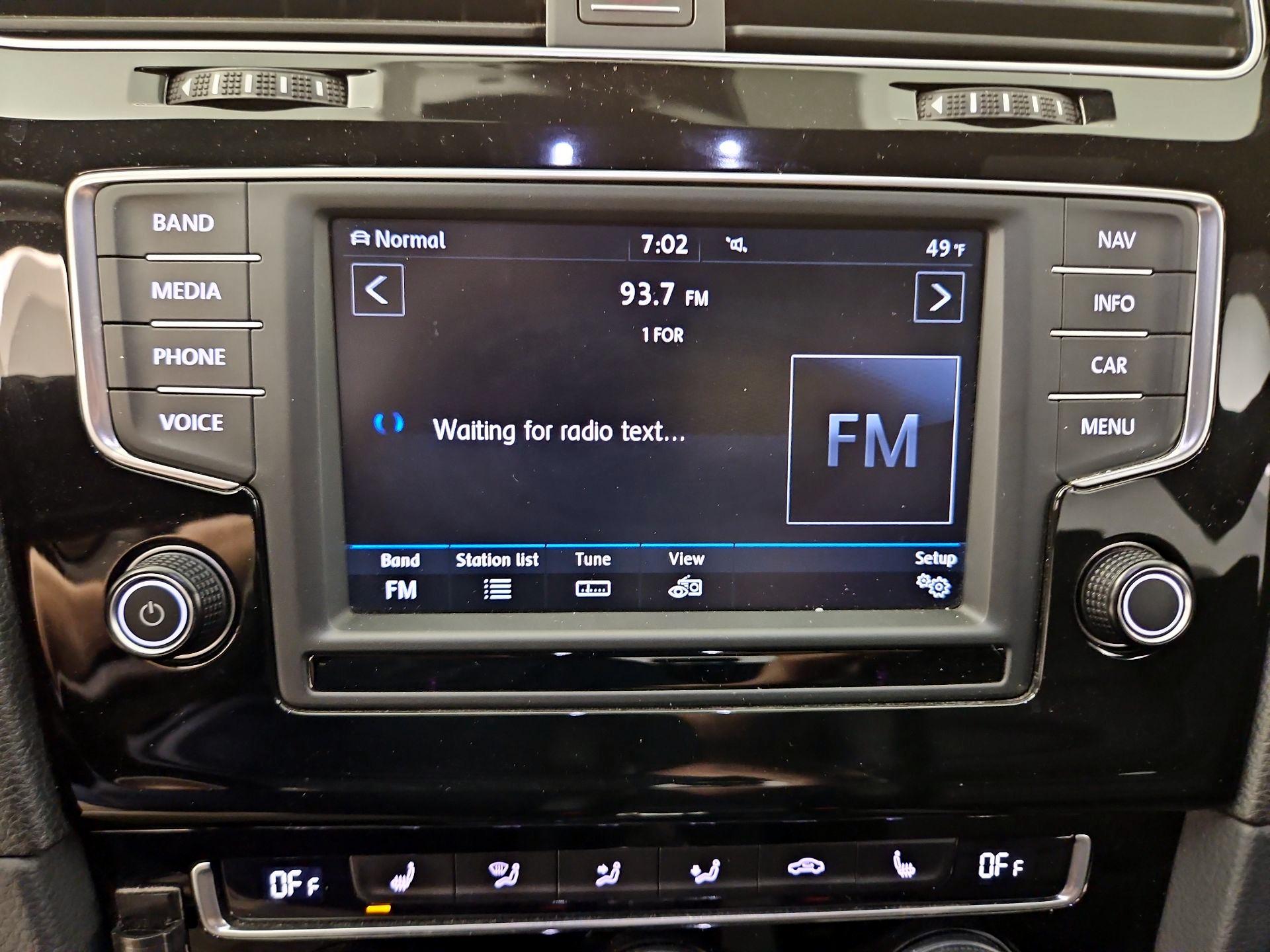 Thumbnail: 2017 Volkswagen Golf - 16