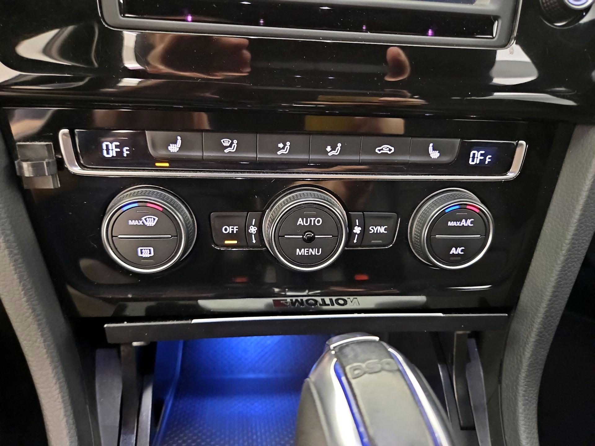 Thumbnail: 2017 Volkswagen Golf - 17