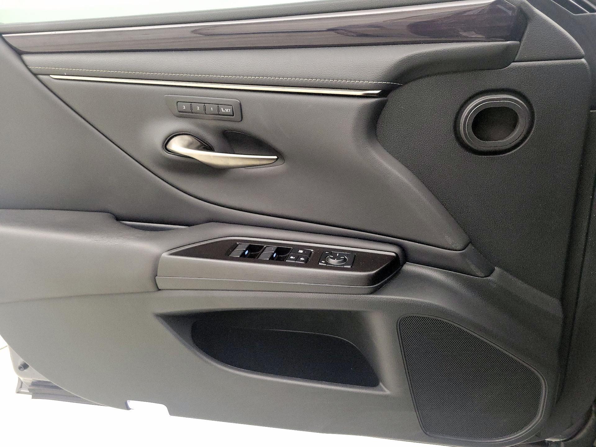 Thumbnail: 2019 Lexus ES - 12