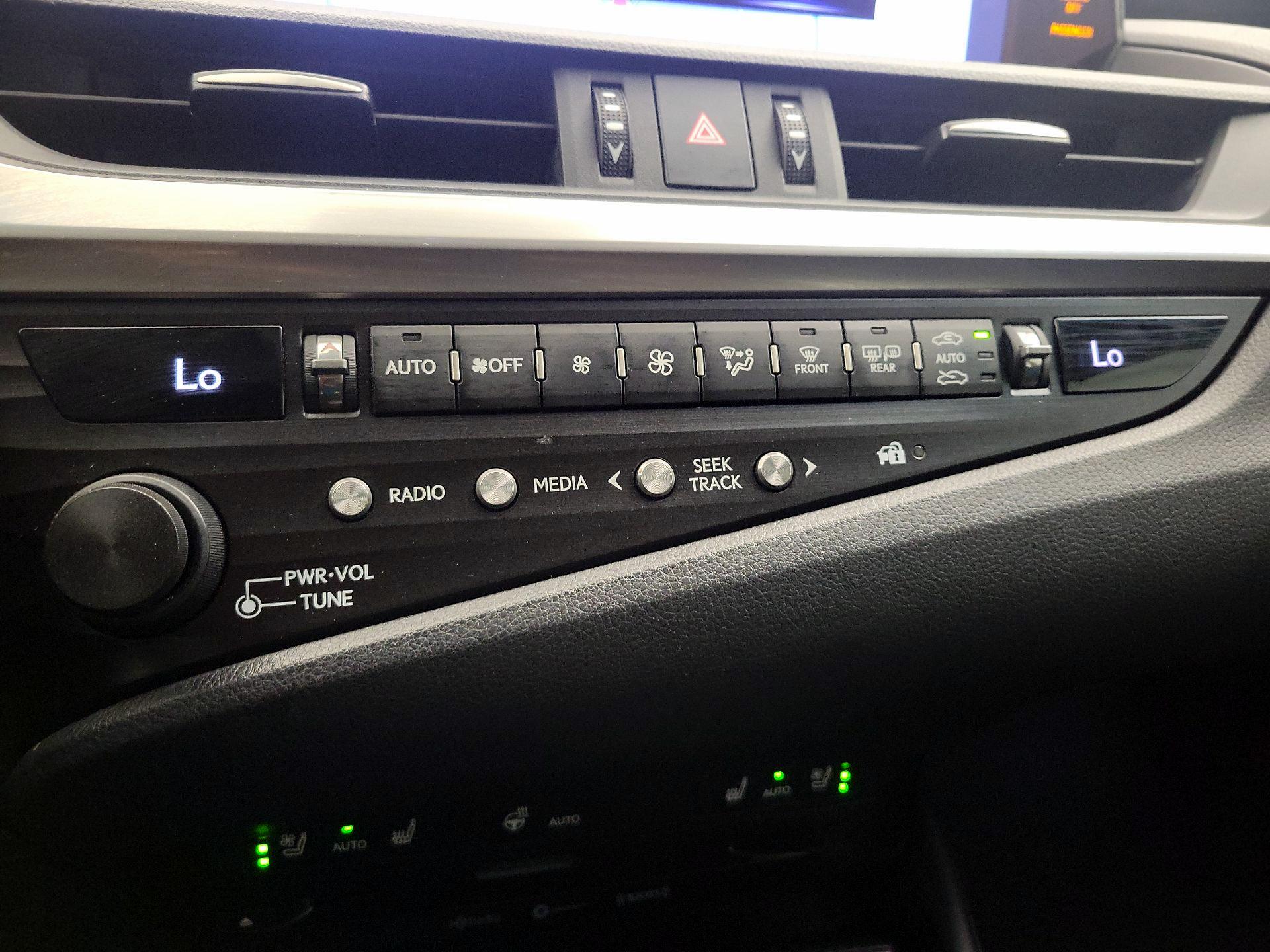 Thumbnail: 2019 Lexus ES - 17