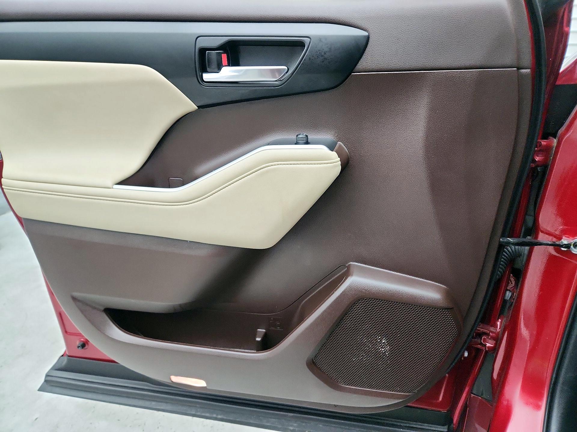 Thumbnail: 2022 Toyota Highlander - 12