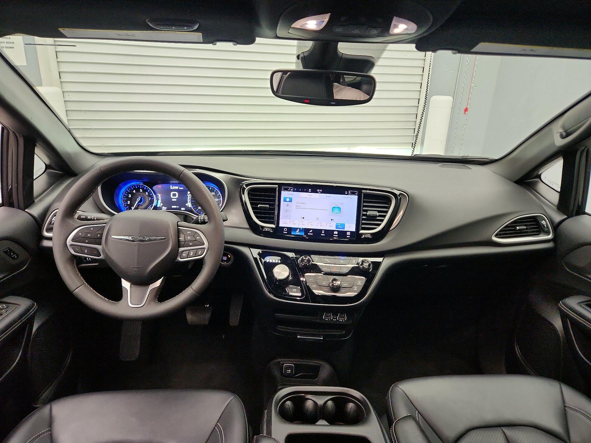 Thumbnail: 2025 Chrysler Pacifica - 9