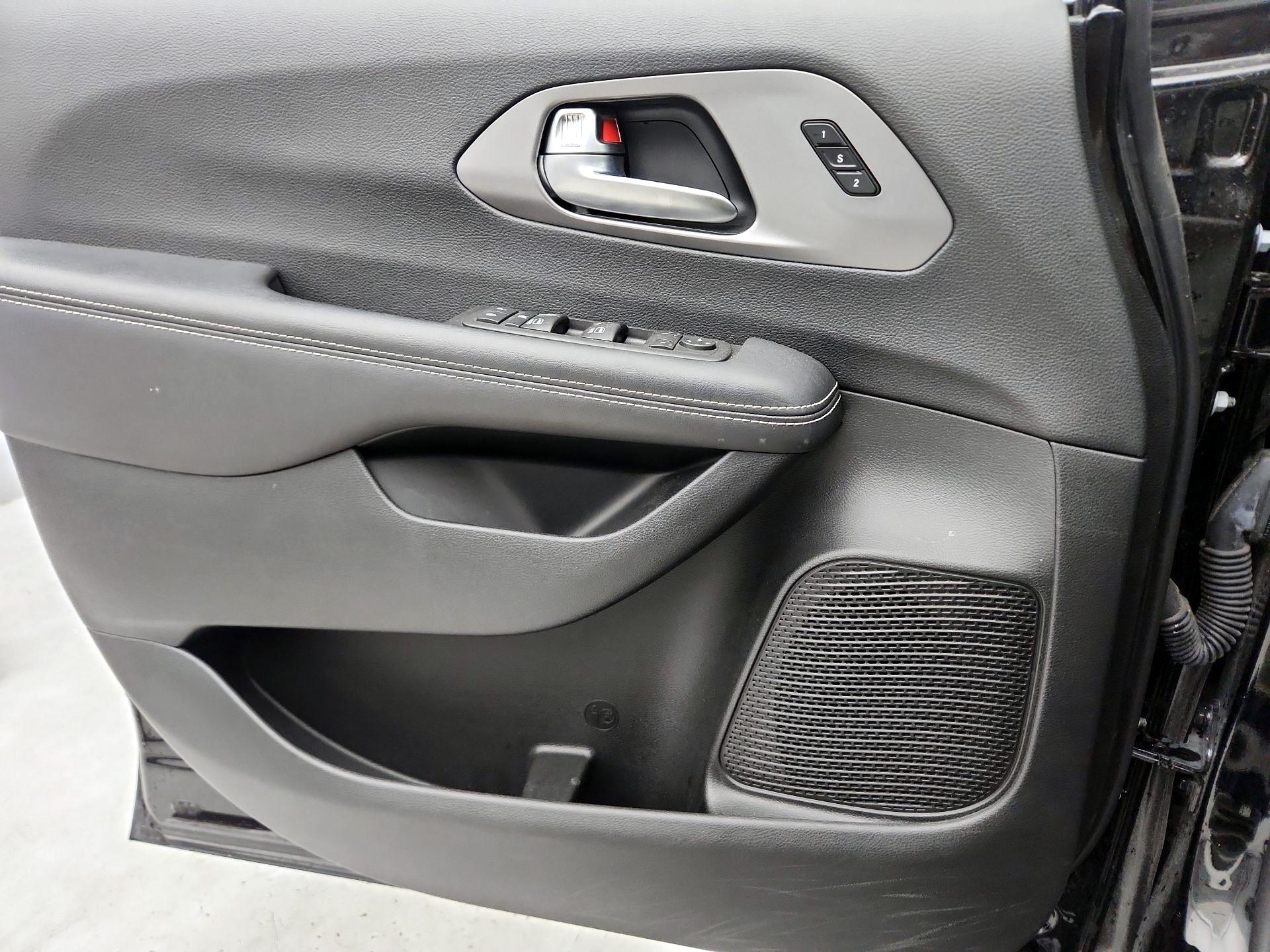 Thumbnail: 2025 Chrysler Pacifica - 12