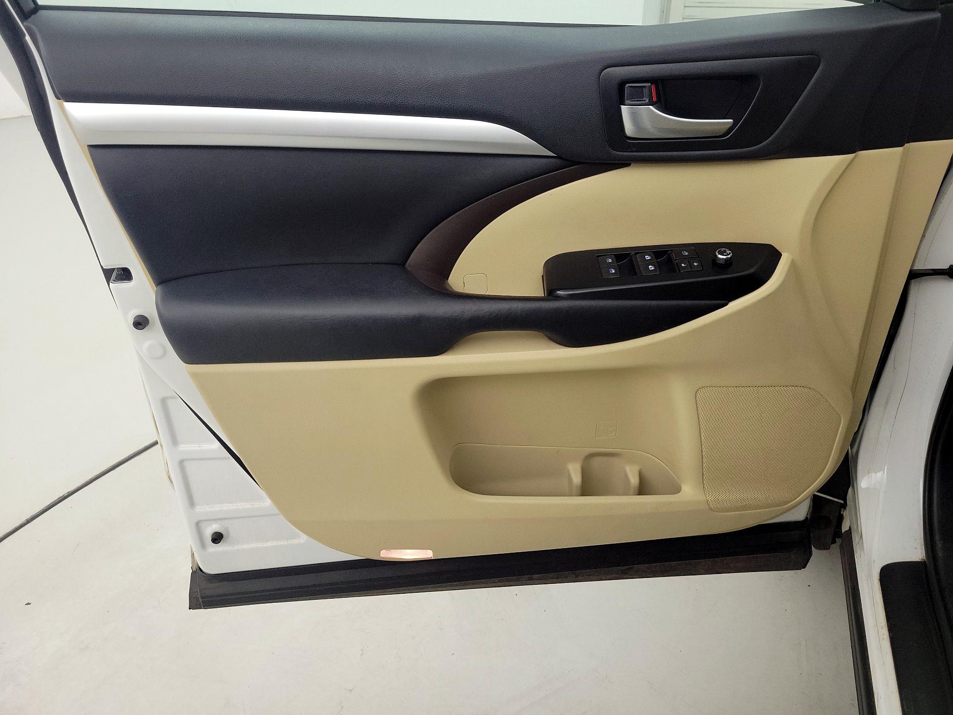 Thumbnail: 2019 Toyota Highlander - 12