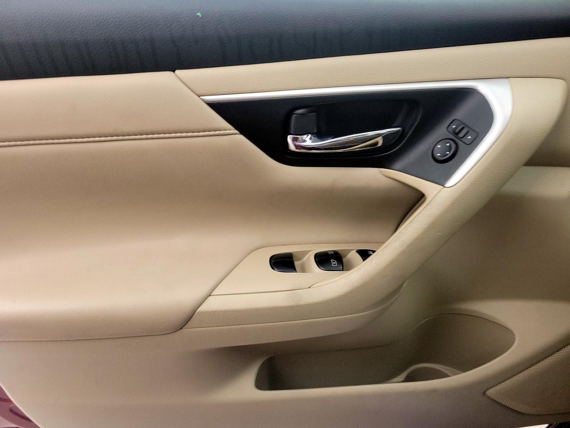 Thumbnail: 2017 Nissan Altima - 12