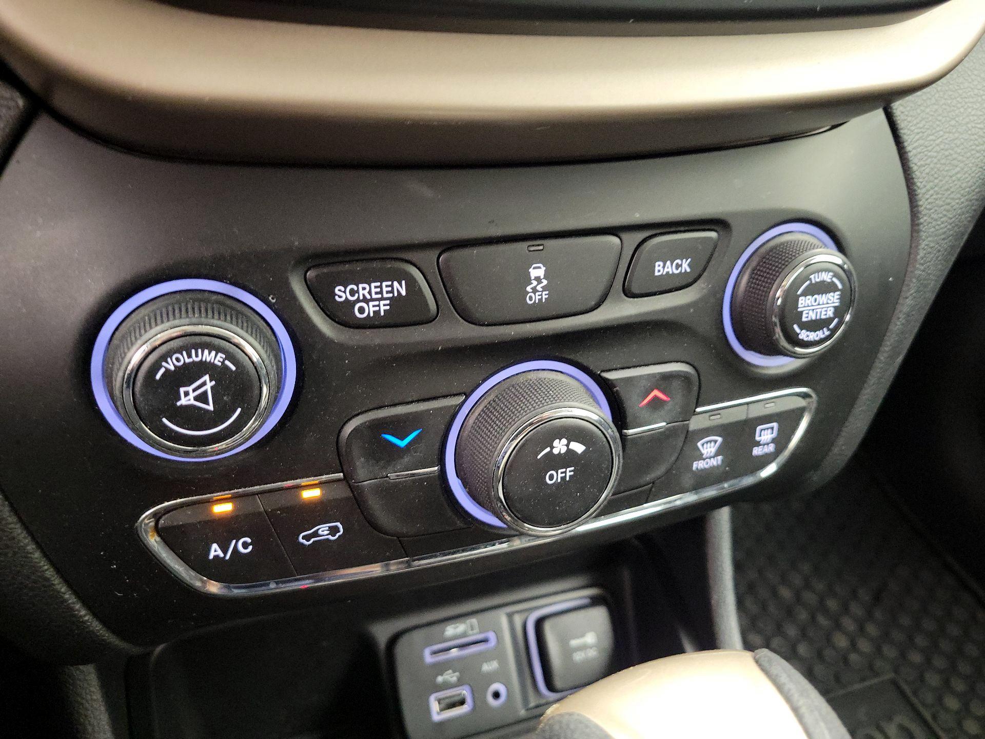 Thumbnail: 2015 Jeep Cherokee - 16