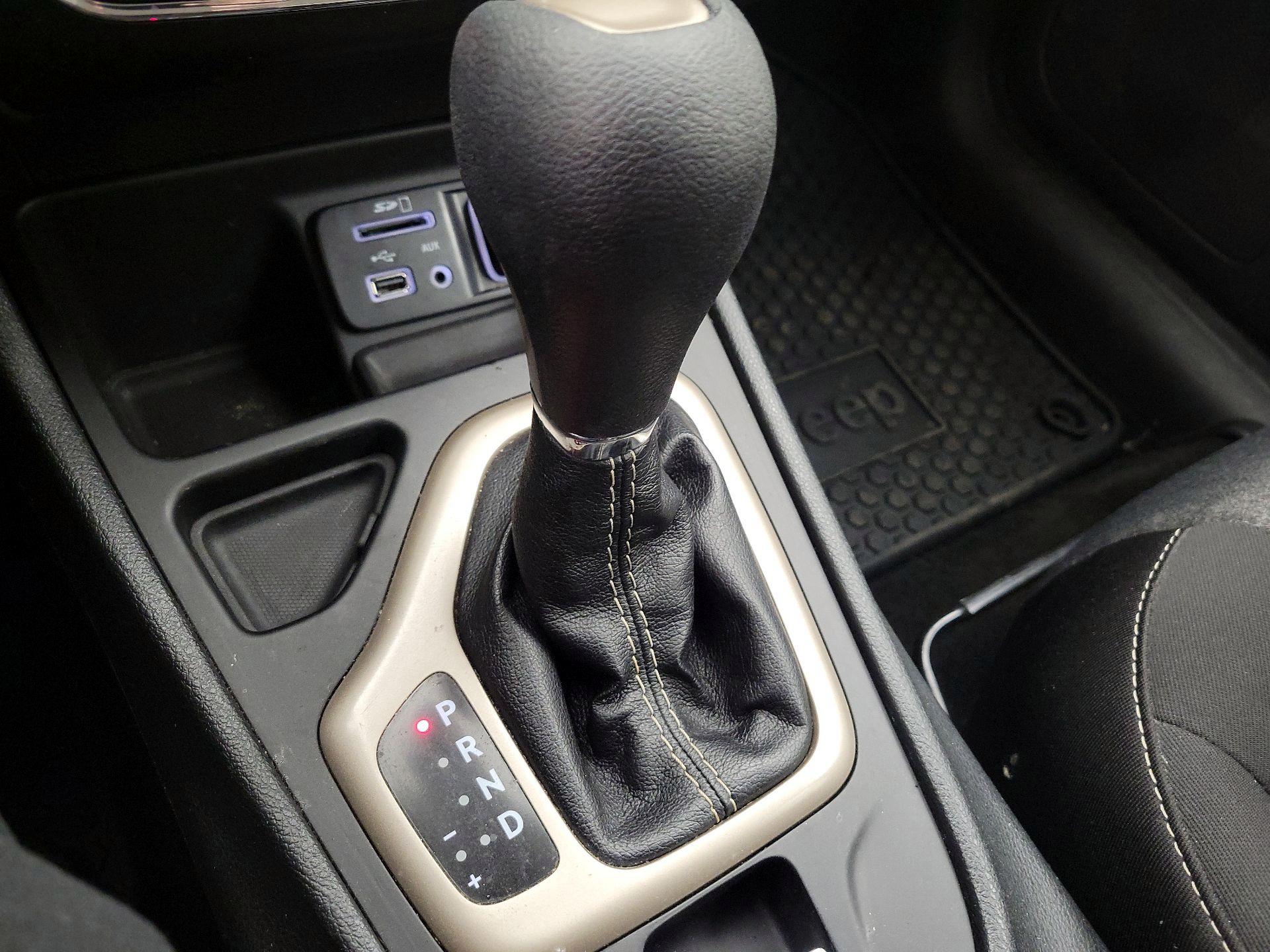 Thumbnail: 2015 Jeep Cherokee - 17