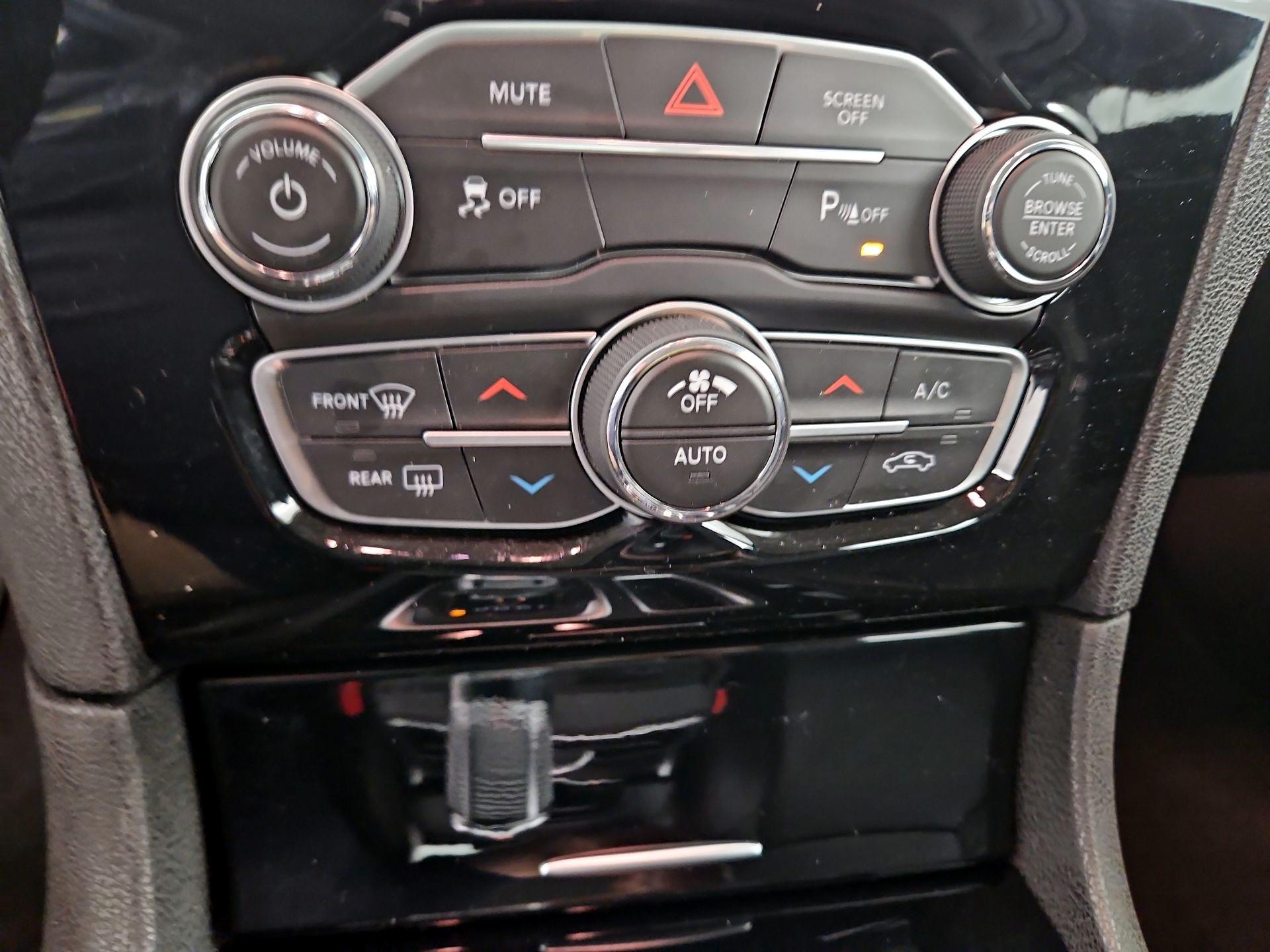 Thumbnail: 2023 Chrysler 300 - 16