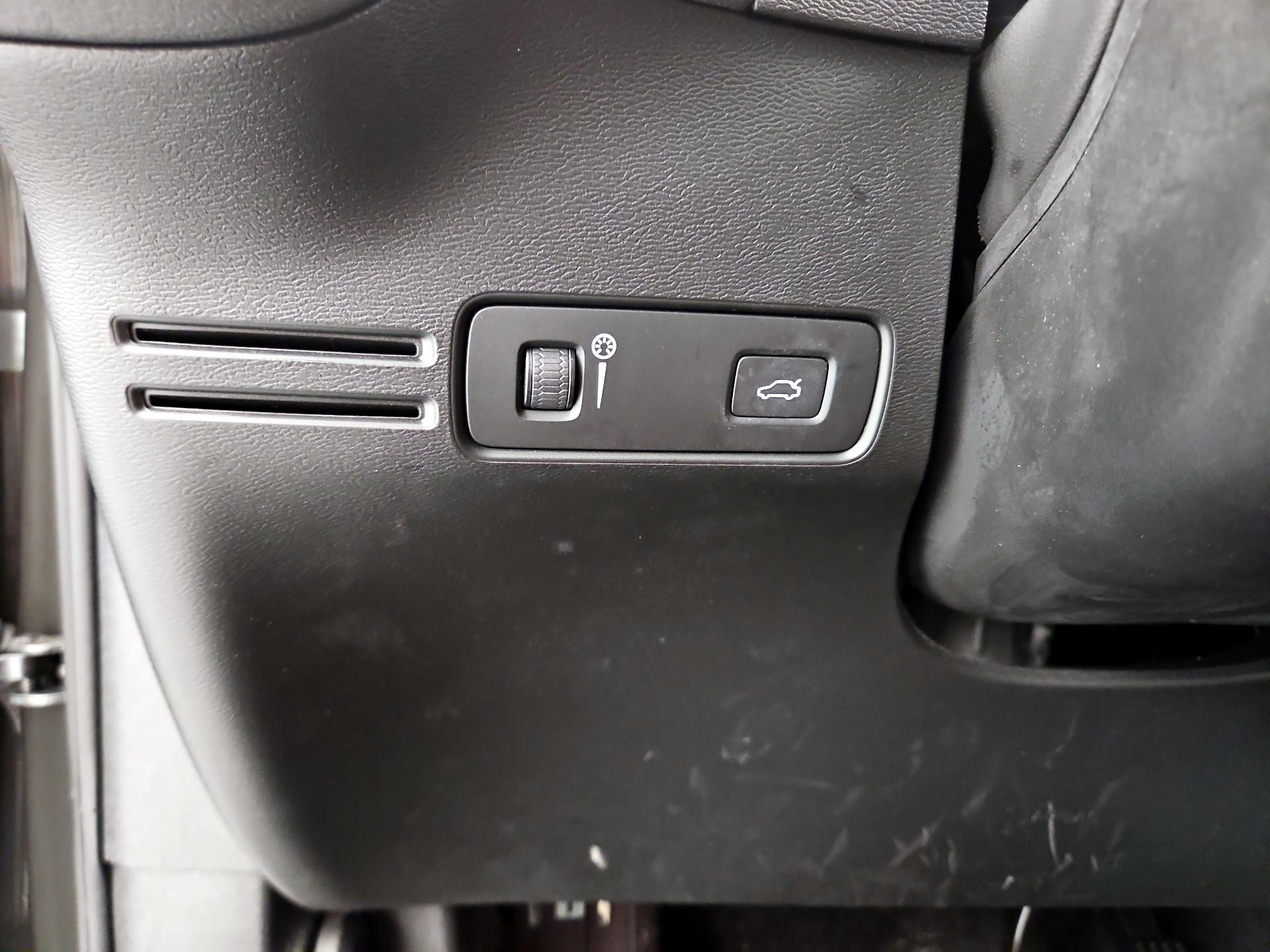 Thumbnail: 2019 Volvo XC40 - 13