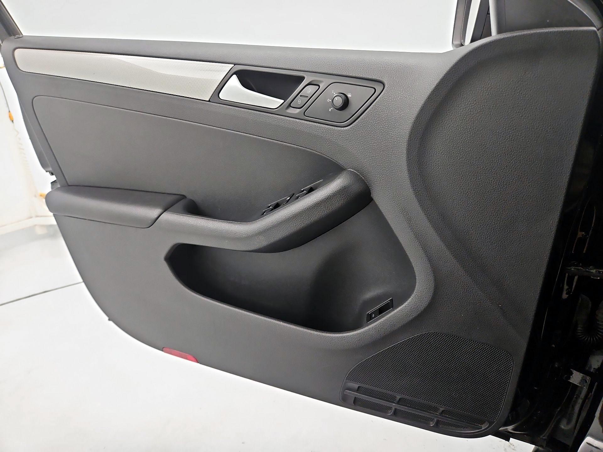 Thumbnail: 2017 Volkswagen Jetta - 12