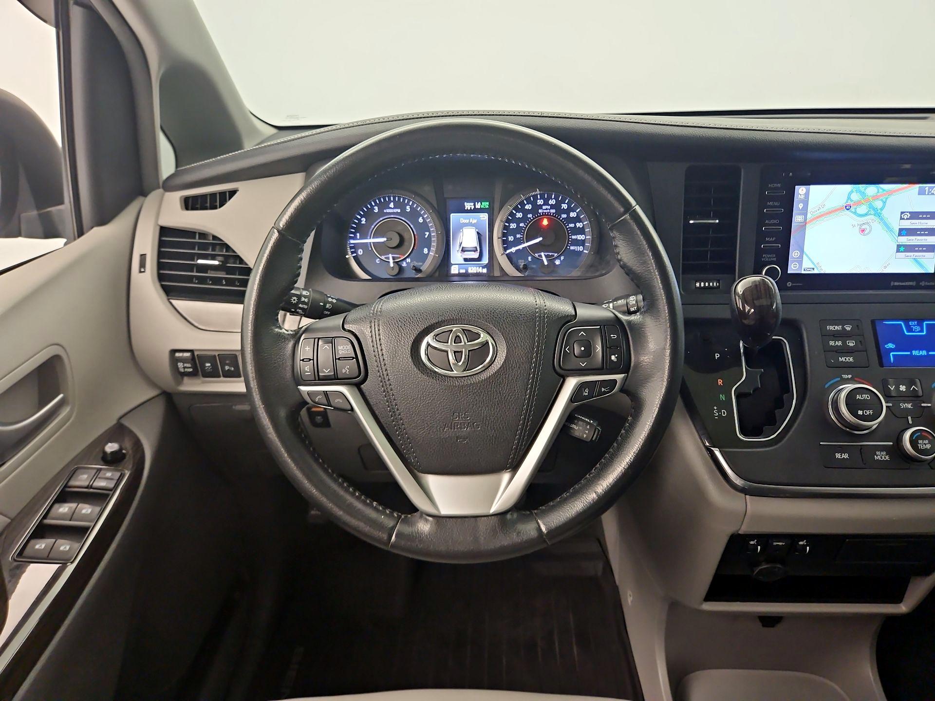 Thumbnail: 2018 Toyota Sienna - 10