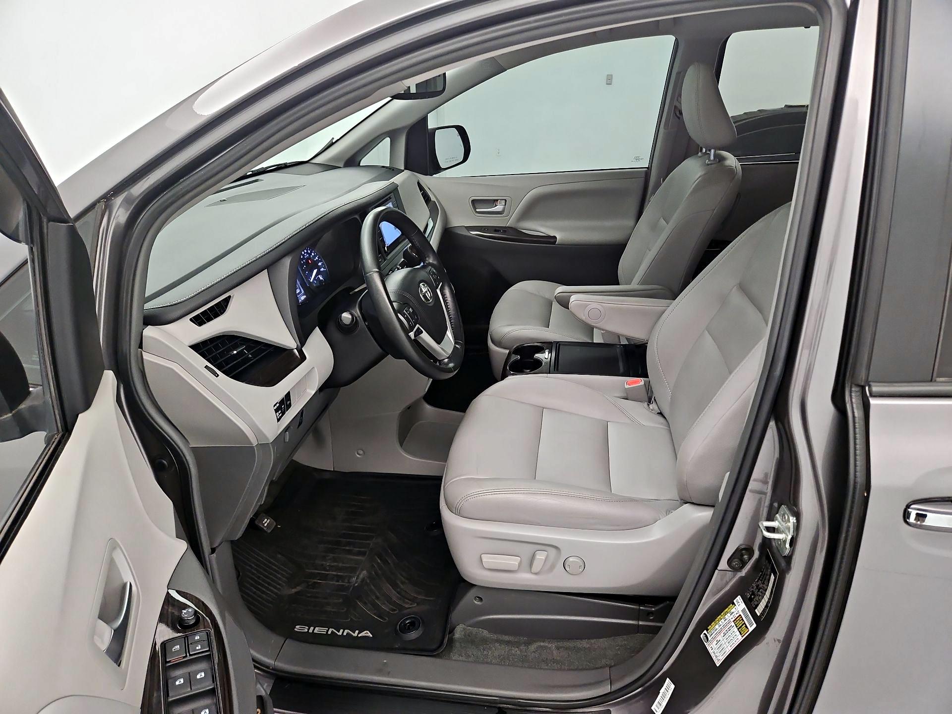 Thumbnail: 2018 Toyota Sienna - 11