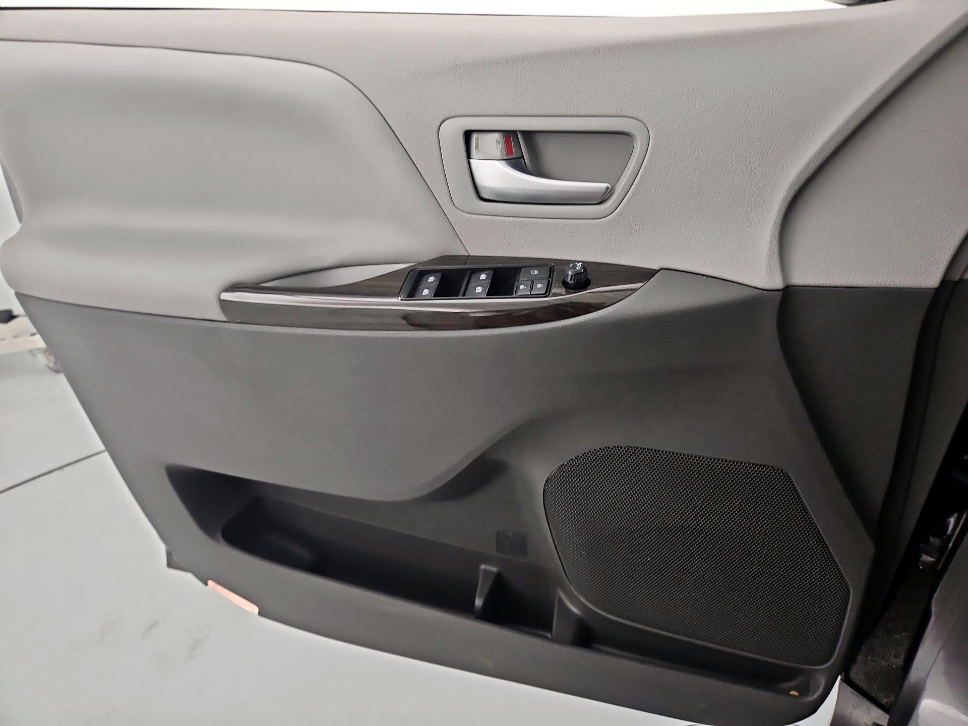 Thumbnail: 2018 Toyota Sienna - 12