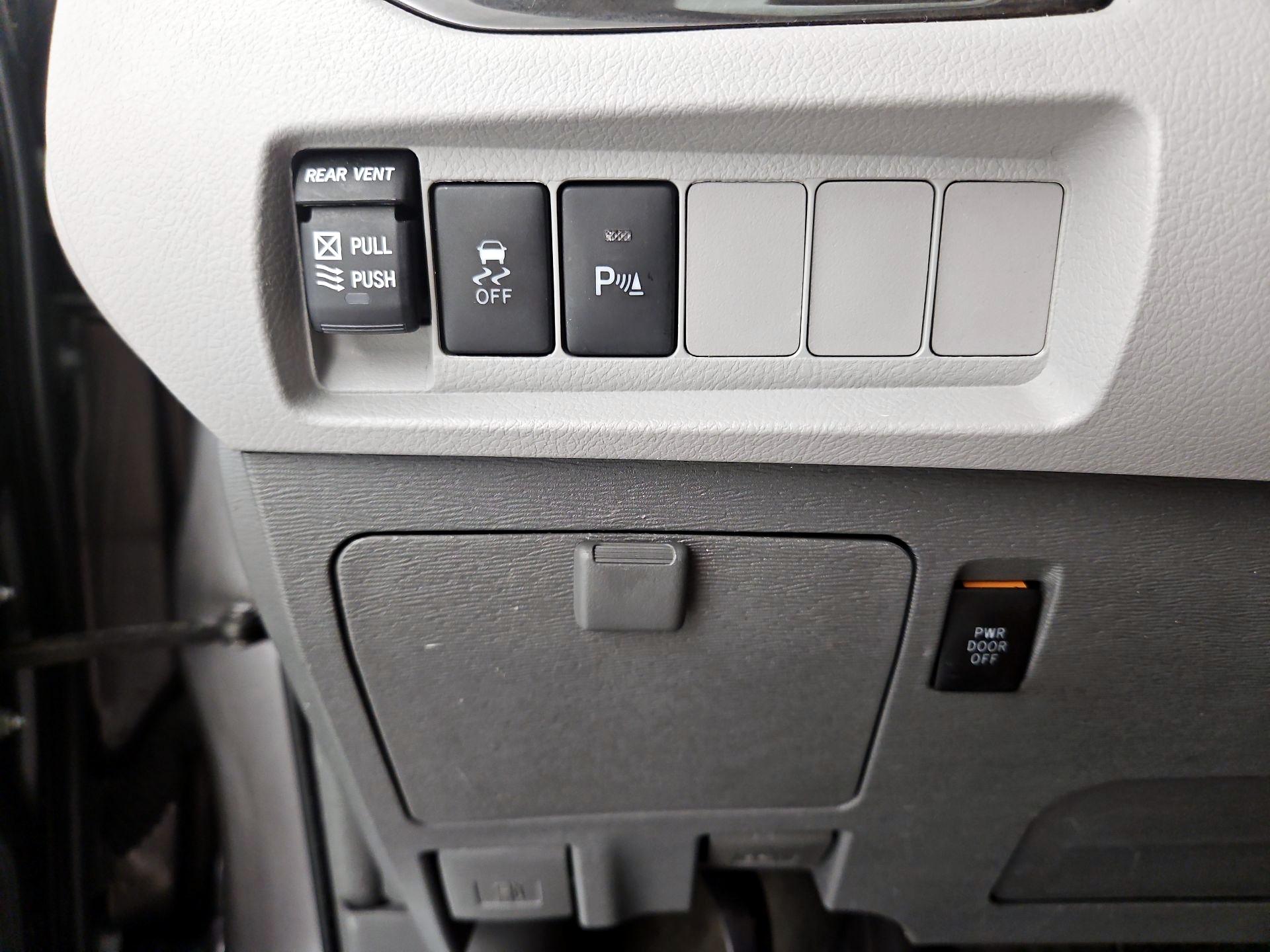 Thumbnail: 2018 Toyota Sienna - 13